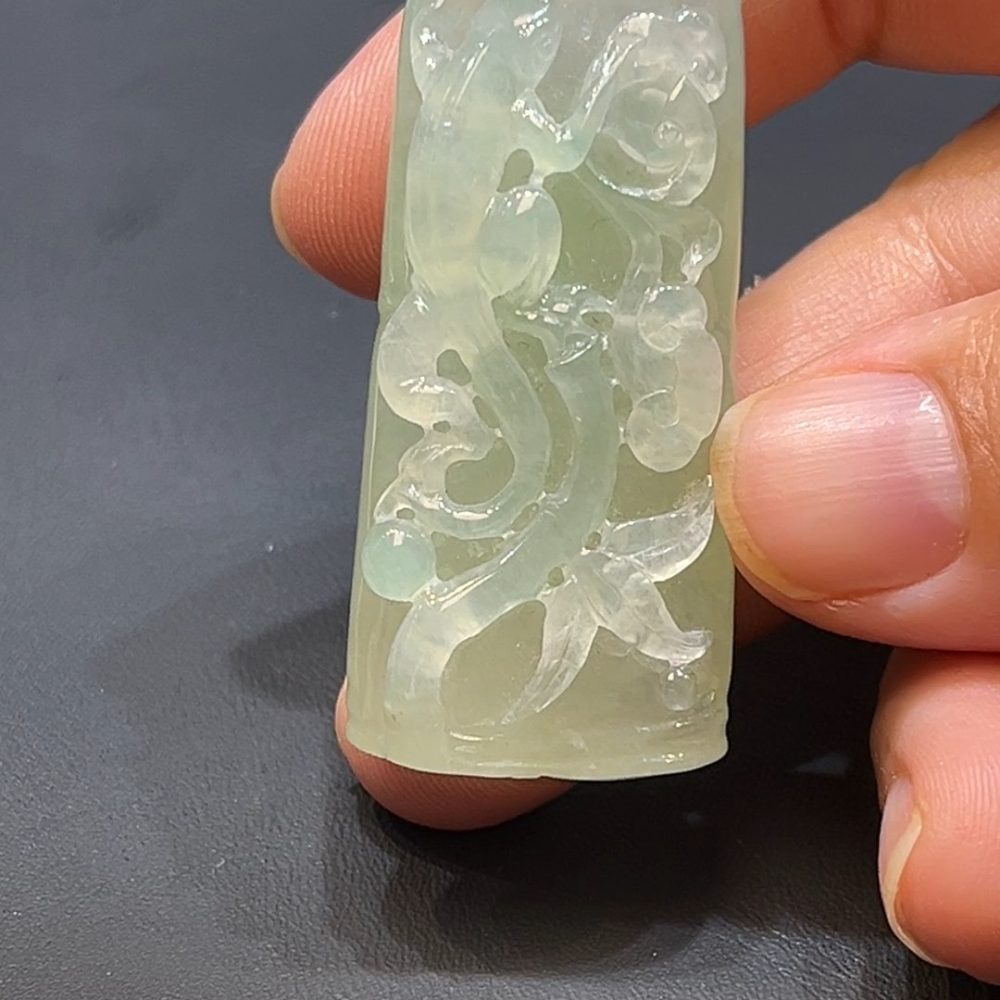 這款喜意蜥蜴吊墜（編號#248），以天然A級翡翠雕琢而成，玉質細膩溫潤，色澤自然協調。蜥蜴象徵靈活與生命力，寓意轉機與吉祥如意。吊墜設計巧思獨具，結合傳統意象與現代工藝，適合喜愛獨特風格與文化內涵的收藏者佩戴。