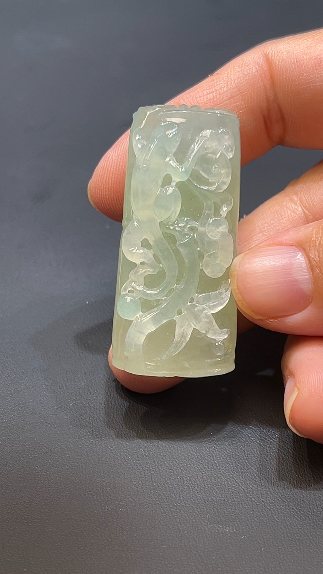 翡翠玉器天然A級翡翠喜意蜥蜴吊墜 翡翠直播#248 1 這款喜意蜥蜴吊墜(編號#248),以天然A級翡翠雕琢而成,玉質細膩溫潤,色澤自然協調。蜥蜴象徵靈活與生命力,寓意轉機與吉祥如意。吊墜設計巧思獨具,結合傳統意象與現代工藝,適合喜愛獨特風格與文化內涵的收藏者佩戴。