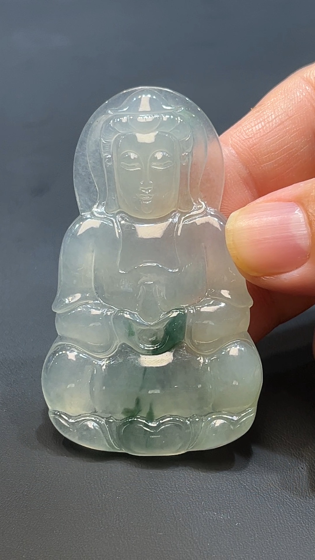 翡翠玉器天然A級翡翠觀音吊墜 翡翠直播#249 7 這款天然A級翡翠觀音吊墜(編號#249),以細膩潤澤的翡翠玉石雕刻而成,呈現出觀音慈悲莊嚴的神韻。冰透玉質蘊含寧靜氣息,佩戴可庇佑平安、心境祥和。寓意慈悲與守護,是祈福與修身的佳選,深具文化與收藏價值。