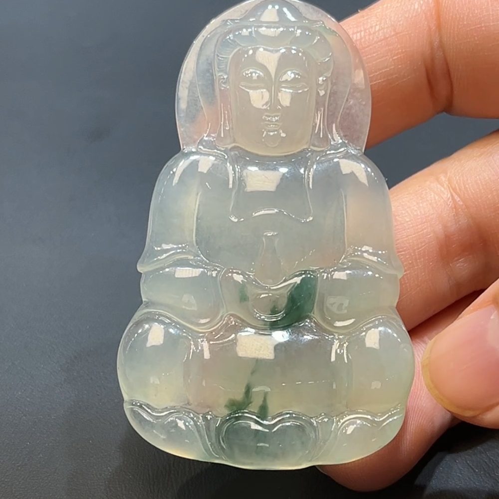 這款天然A級翡翠觀音吊墜（編號#249），以細膩潤澤的翡翠玉石雕刻而成，呈現出觀音慈悲莊嚴的神韻。冰透玉質蘊含寧靜氣息，佩戴可庇佑平安、心境祥和。寓意慈悲與守護，是祈福與修身的佳選，深具文化與收藏價值。