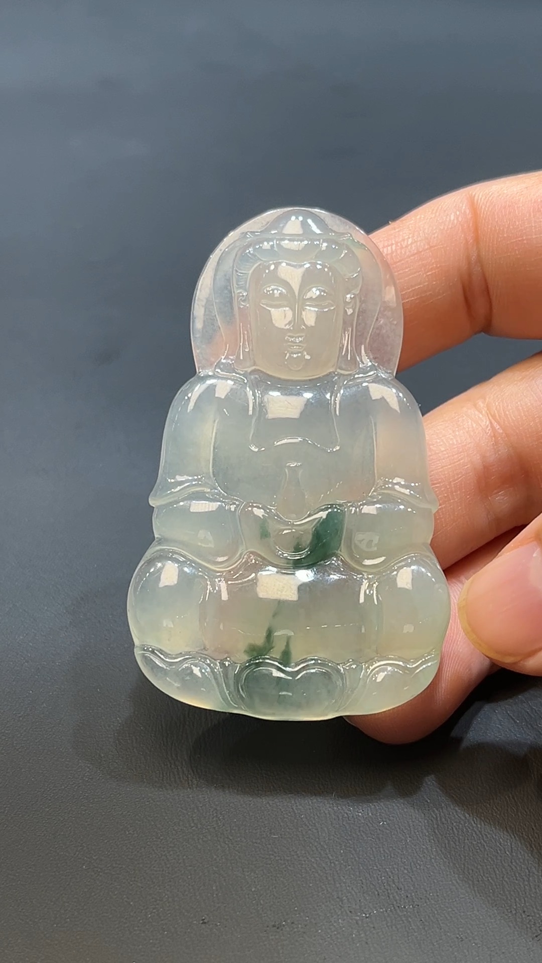 翡翠玉器天然A級翡翠觀音吊墜 翡翠直播#249 1 這款天然A級翡翠觀音吊墜(編號#249),以細膩潤澤的翡翠玉石雕刻而成,呈現出觀音慈悲莊嚴的神韻。冰透玉質蘊含寧靜氣息,佩戴可庇佑平安、心境祥和。寓意慈悲與守護,是祈福與修身的佳選,深具文化與收藏價值。