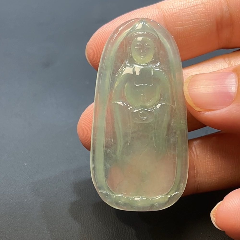 這款天然A級翡翠站觀音吊墜（編號#250），以精選玉料雕刻觀音站姿形象，氣韻莊嚴肅穆，玉質通透細膩、色澤自然柔和。站觀音象徵慈悲與守護，寓意逢凶化吉、平安順遂。此吊墜匠心獨運，既是信仰寄託，更具收藏與佩戴價值。