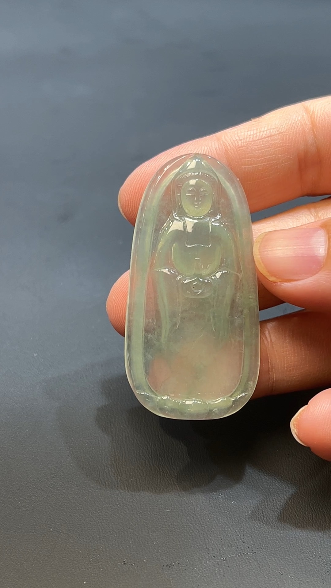 翡翠玉器天然A級翡翠站觀音吊墜 翡翠直播#250 1 這款天然A級翡翠站觀音吊墜(編號#250),以精選玉料雕刻觀音站姿形象,氣韻莊嚴肅穆,玉質通透細膩、色澤自然柔和。站觀音象徵慈悲與守護,寓意逢凶化吉、平安順遂。此吊墜匠心獨運,既是信仰寄託,更具收藏與佩戴價值。