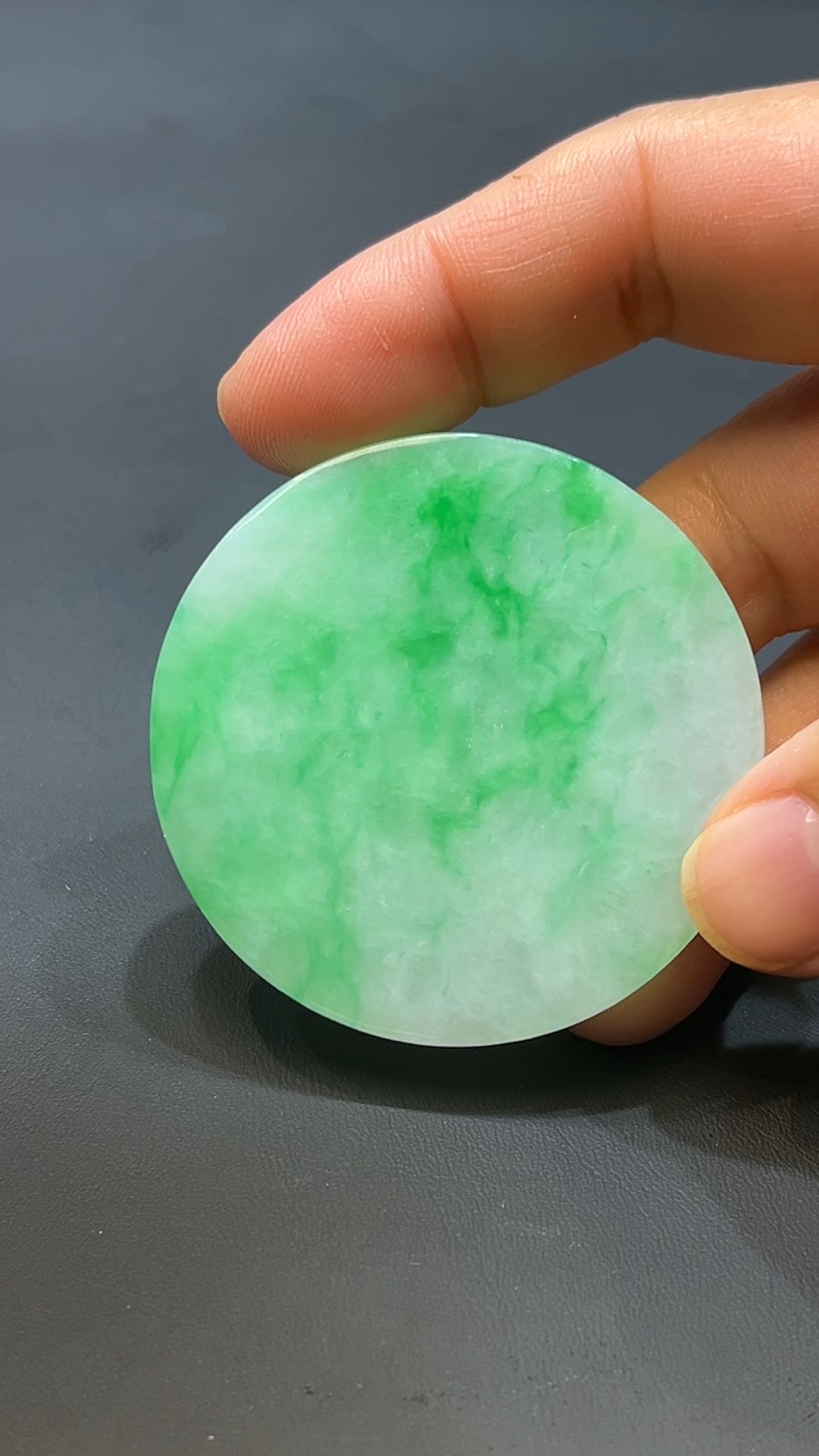 翡翠玉器天然A級翡翠陽綠圓塊無事牌吊墜 翡翠直播#252 3 翡翠玉器天然A級翡翠陽綠圓塊無事牌吊墜 翡翠直播#252 - Image 3