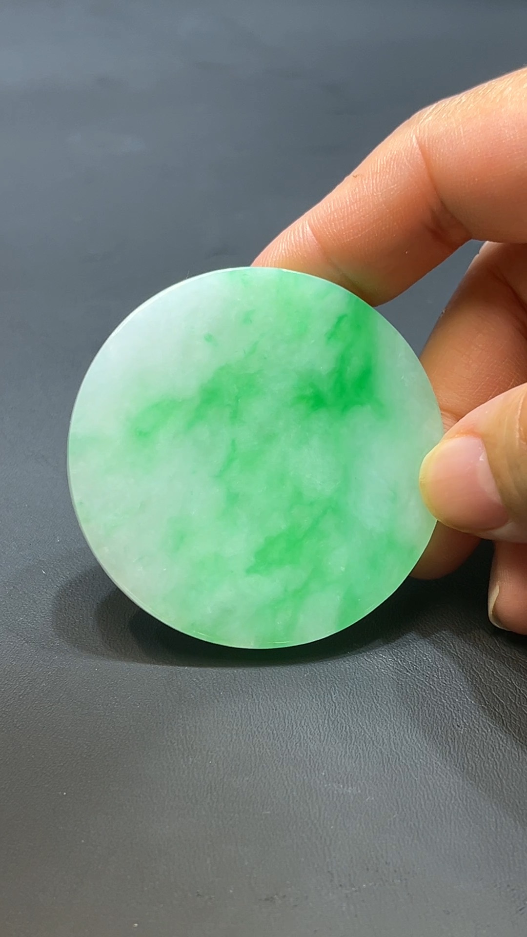 翡翠玉器天然A級翡翠陽綠圓塊無事牌吊墜 翡翠直播#252 2 翡翠玉器天然A級翡翠陽綠圓塊無事牌吊墜 翡翠直播#252 - Image 2