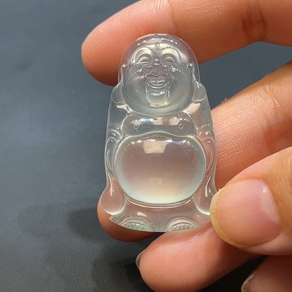 這款天然A級翡翠彌勒佛站佛吊墜（編號#255），選用正冰種翡翠精雕而成，玉質晶瑩剔透、玻璃光澤動人，散發溫潤靈氣。彌勒佛形象開懷站立，寓意笑口常開、福樂綿延。整體設計莊嚴圓潤，兼具宗教意涵與藝術美感，是祈福納喜與珍藏佩戴的上乘之選。