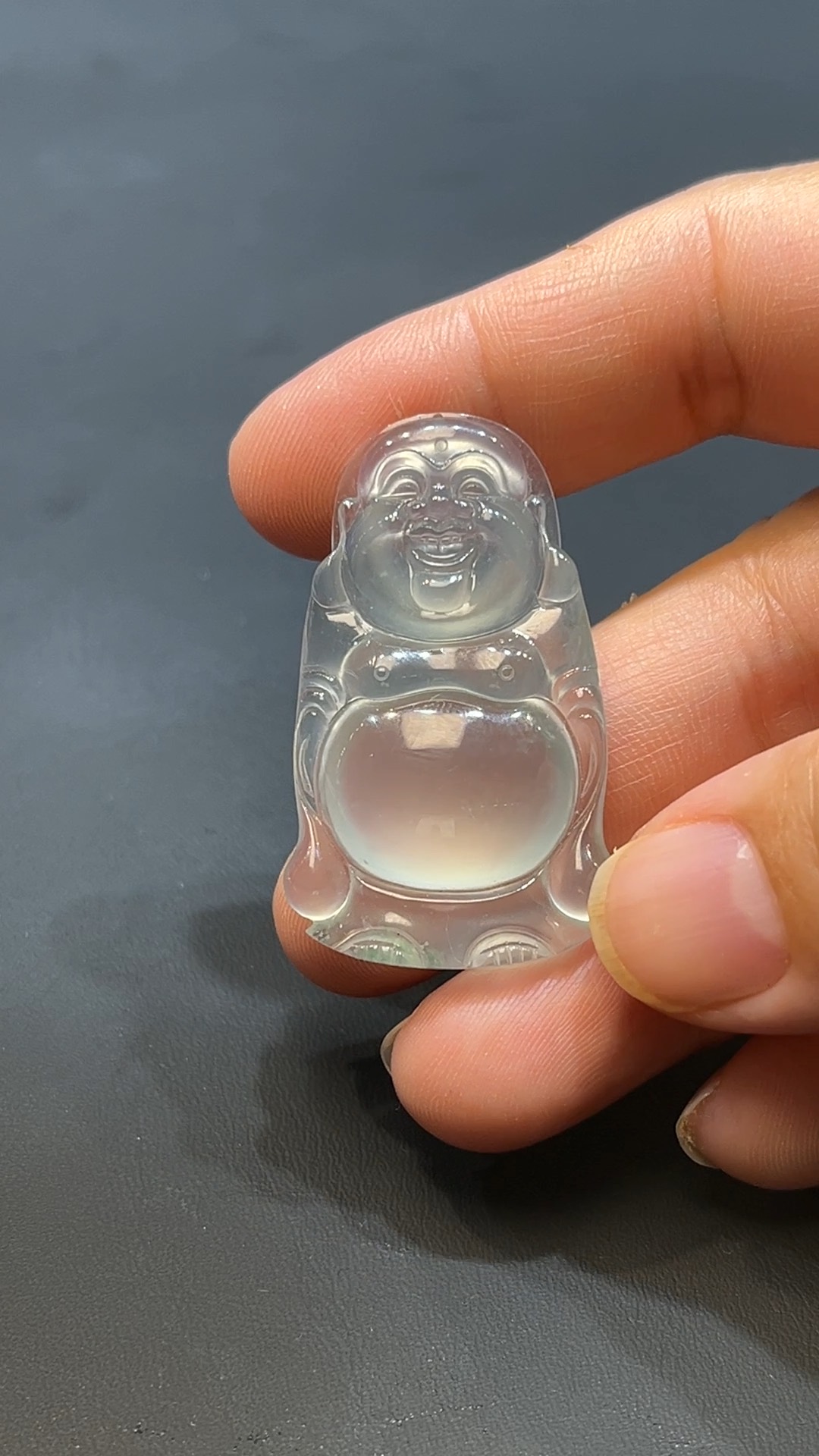 翡翠玉器天然A級翡翠彌勒佛站佛公吊墜 翡翠直播#255 1 這款天然A級翡翠彌勒佛站佛吊墜(編號#255),選用正冰種翡翠精雕而成,玉質晶瑩剔透、玻璃光澤動人,散發溫潤靈氣。彌勒佛形象開懷站立,寓意笑口常開、福樂綿延。整體設計莊嚴圓潤,兼具宗教意涵與藝術美感,是祈福納喜與珍藏佩戴的上乘之選。