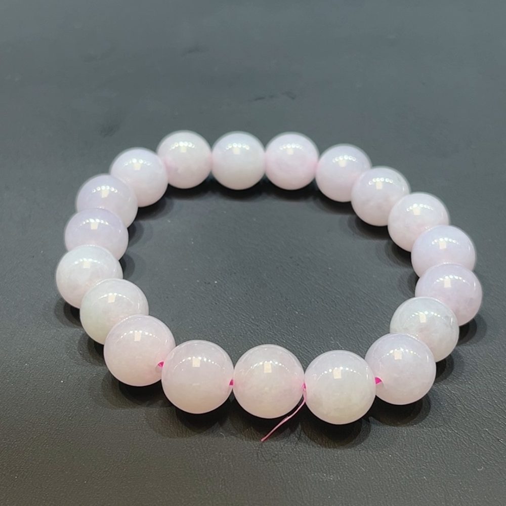 這款天然A級翡翠紫羅蘭圓珠手串（編號#258），以溫潤柔和的紫羅蘭色翡翠精選打磨而成，珠粒圓潤飽滿、光澤內斂雅致。紫羅蘭色象徵高貴與祥和，寓意身心安寧、人緣和諧。整體手串氣質優雅，是凝聚靈氣與祝福的隨身雅飾，佩戴自有一份寧靜從容之美。