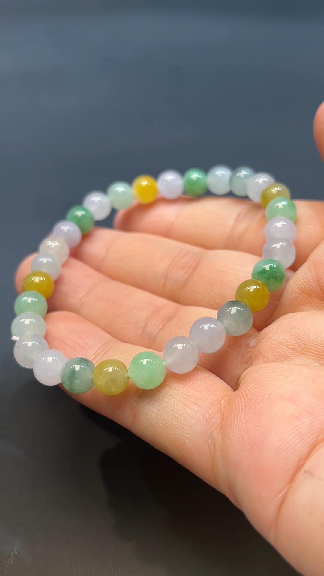 翡翠玉器天然A級翡翠多寶手串 翡翠直播#260 1 這款天然A級翡翠多寶手串(編號#260),精選多種色澤溫潤的翡翠珠,如陽綠、油青、紫羅蘭等自然多彩,珠粒圓潤飽滿,象徵五福臨門、福祿壽喜財齊聚一身。整體設計繽紛雅緻,寓意吉祥如意、福氣滿盈,是融合東方文化精髓與時尚品味的隨身幸運飾品。