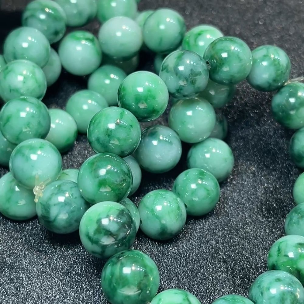 這款天然A級翡翠花青圓珠手串（編號#265），選用質地細膩的花青翡翠珠串製而成，色澤呈自然墨綠與淺白交融，似山水意境般層次分明。每顆珠子圓潤飽滿，飄逸的花紋如水墨流轉，低調中展現高雅氣韻。花青翡翠寓意穩重與智慧，適合日常佩戴，亦具品味與文化象徵。