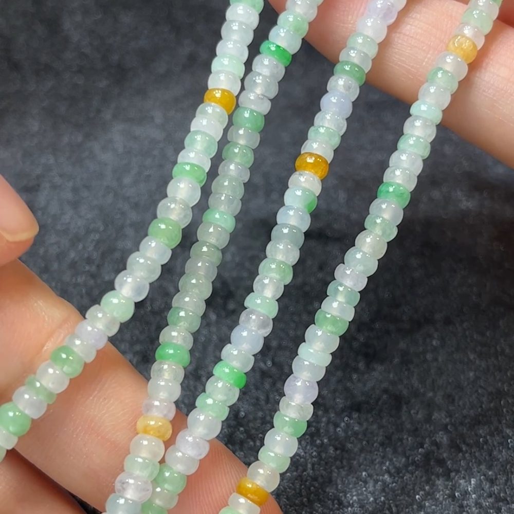 這款天然A級翡翠多色算盤珠項鏈（編號#266），採用多種色澤溫潤的翡翠算盤珠精製而成，涵蓋陽綠、紫羅蘭、油青等自然色調，珠粒排列有序，細膩中見活潑。算盤珠寓意招財進寶、智慧圓融，項鏈設計貫穿傳統與時尚，展現繽紛而不凌亂的氣質，是彰顯個性與品味的吉祥飾品。