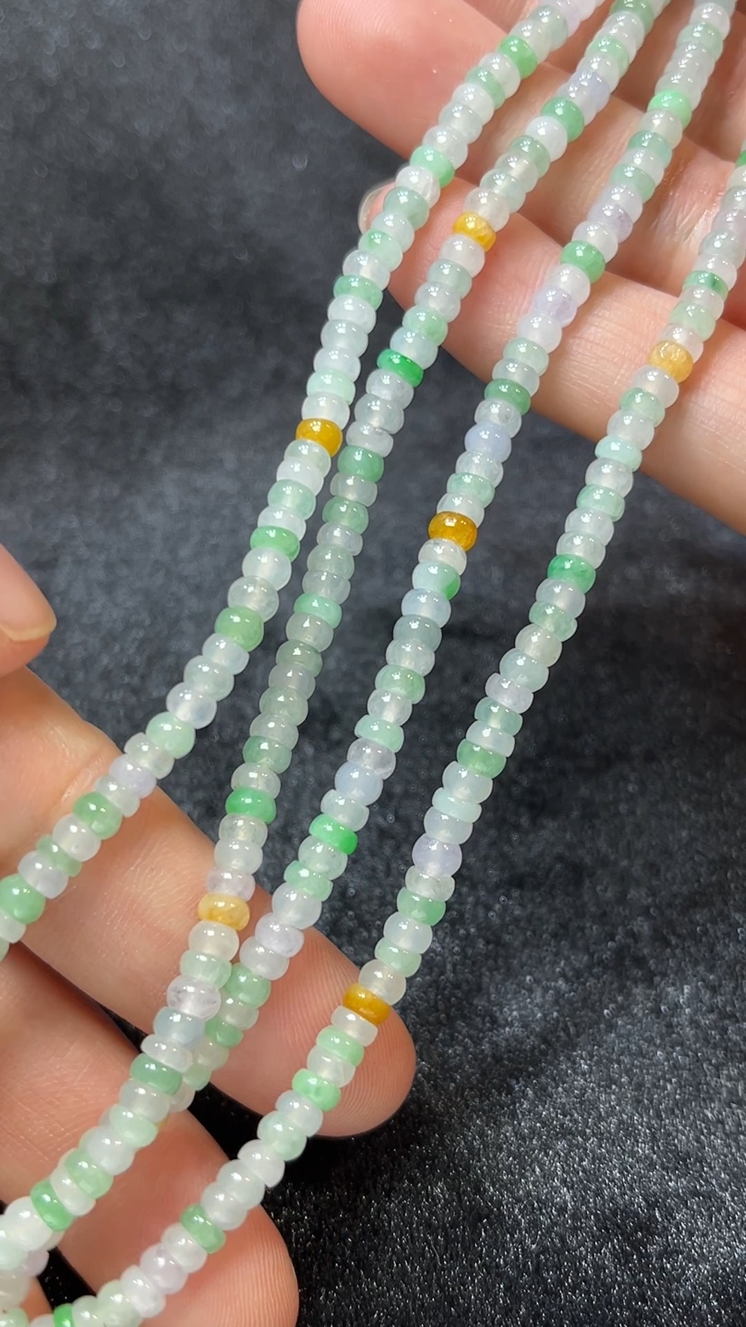 天然A級翡翠 多彩盈財|算盤珠項鏈 翡翠直播#266 1 這款天然A級翡翠多色算盤珠項鏈(編號#266),採用多種色澤溫潤的翡翠算盤珠精製而成,涵蓋陽綠、紫羅蘭、油青等自然色調,珠粒排列有序,細膩中見活潑。算盤珠寓意招財進寶、智慧圓融,項鏈設計貫穿傳統與時尚,展現繽紛而不凌亂的氣質,是彰顯個性與品味的吉祥飾品。