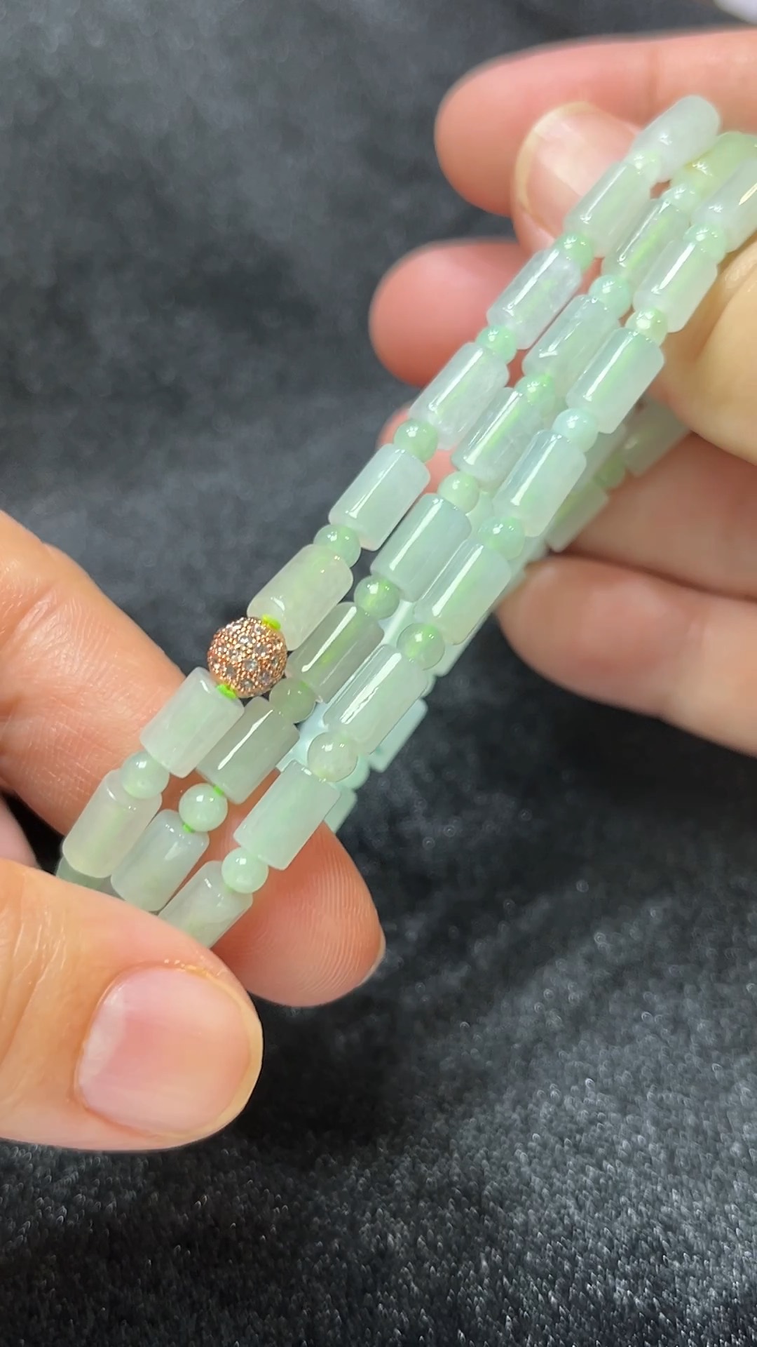 天然A級翡翠 長短有序|天然A貨翡翠桶珠圓珠設計款 翡翠直播#271 1 這款天然A級翡翠長形桶珠項鏈(編號#271),匠選通透溫潤的長條形翡翠桶珠搭配圓珠間隔串製,整體線條流暢而富層次感。長形桶珠修長優雅,象徵事業順利、步步高昇;而圓珠點綴則增添圓融與平衡之意。色澤自然協調,融合清新陽綠、淡青與白冰等典雅色系,展現清麗脫俗的氣質。佩戴此項鏈,不僅提升氣場,更寓意福慧兼備、吉祥長存。