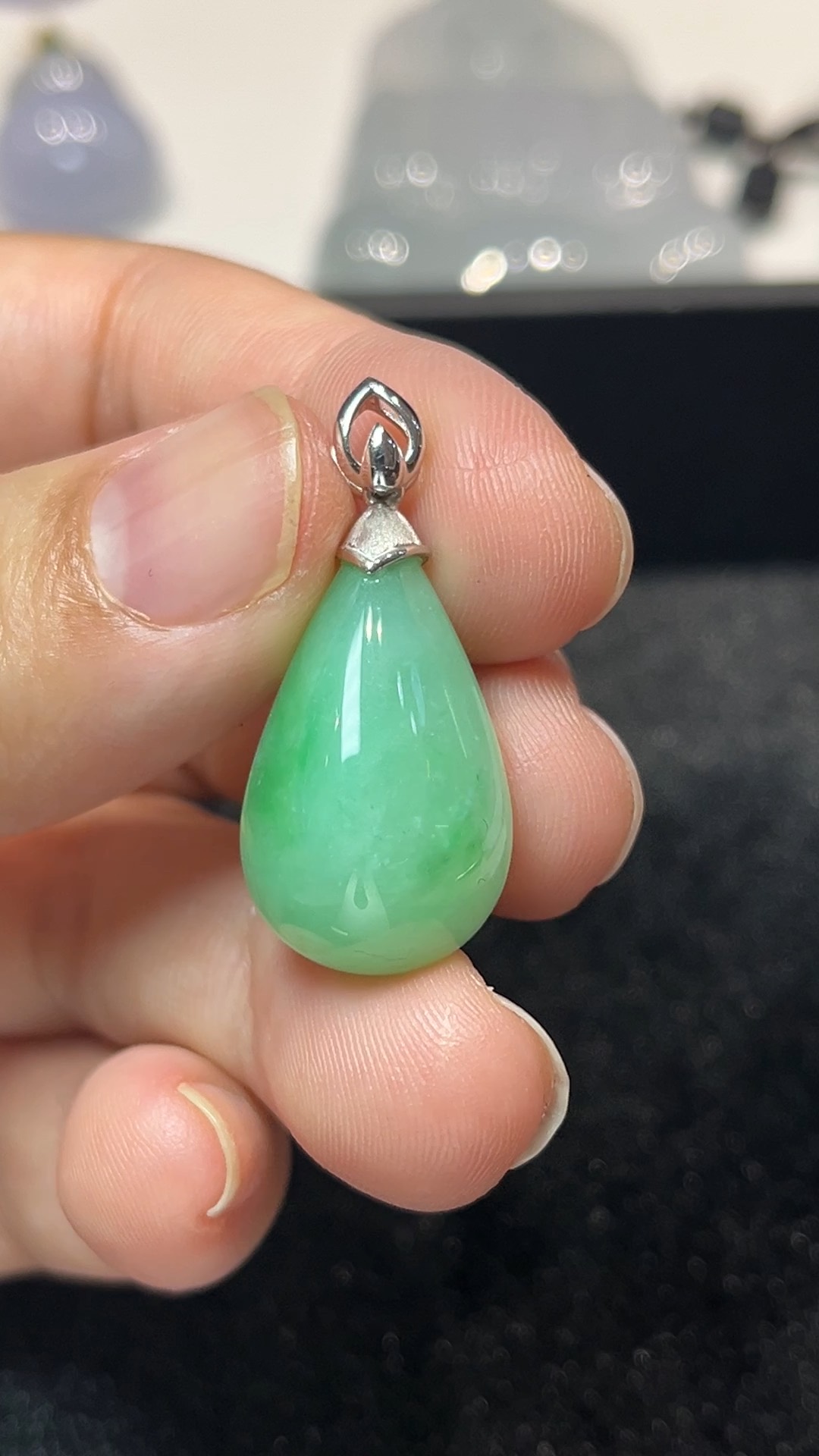 天然A級翡翠 清潤如初|天然A級翡翠白金鑲嵌水滴吊墜 翡翠直播#274 1 這款天然A級翡翠淺綠水滴吊墜(編號#274),選用色澤清透柔和的淺綠翡翠,雕成經典水滴造型,象徵自然純淨與溫柔力量。搭配18K白金精緻鑲嵌設計,線條優雅流暢,襯托翡翠的細膩光澤與溫潤質感,整體造型現代而不失東方韻味。淺綠翡翠寓意新生、清明與希望,佩戴此吊墜可提升氣質與親和力,亦是送禮祝福的優雅之選。