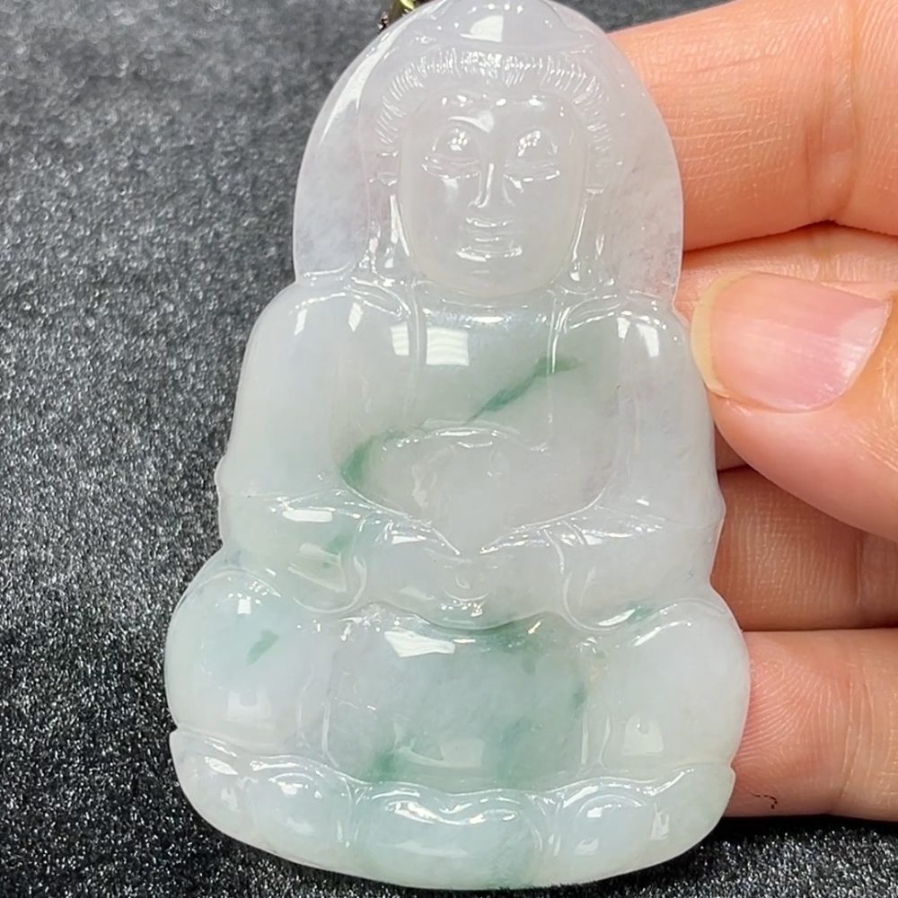 這款天然A級翡翠觀音吊墜（編號#296），選用質地細膩、色澤溫潤的優質翡翠玉料雕刻而成。觀音造型慈悲莊嚴，面相圓滿、神態安然，衣紋自然流暢，展現出寧靜與包容的力量。翡翠整體呈淡綠至青綠色調，通透潤澤，寓意福慧雙修、平安守護。此款吊墜設計簡約大方，適合日常佩戴或供奉隨身，無論男士或女士皆宜，是傳遞心意與靈性守護的極佳選擇。