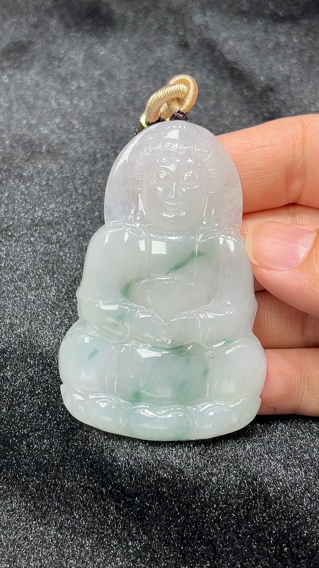 觀音庇佑|天然A級翡翠守護吊墜 翡翠直播#296 1 這款天然A級翡翠觀音吊墜(編號#296),選用質地細膩、色澤溫潤的優質翡翠玉料雕刻而成。觀音造型慈悲莊嚴,面相圓滿、神態安然,衣紋自然流暢,展現出寧靜與包容的力量。翡翠整體呈淡綠至青綠色調,通透潤澤,寓意福慧雙修、平安守護。此款吊墜設計簡約大方,適合日常佩戴或供奉隨身,無論男士或女士皆宜,是傳遞心意與靈性守護的極佳選擇。