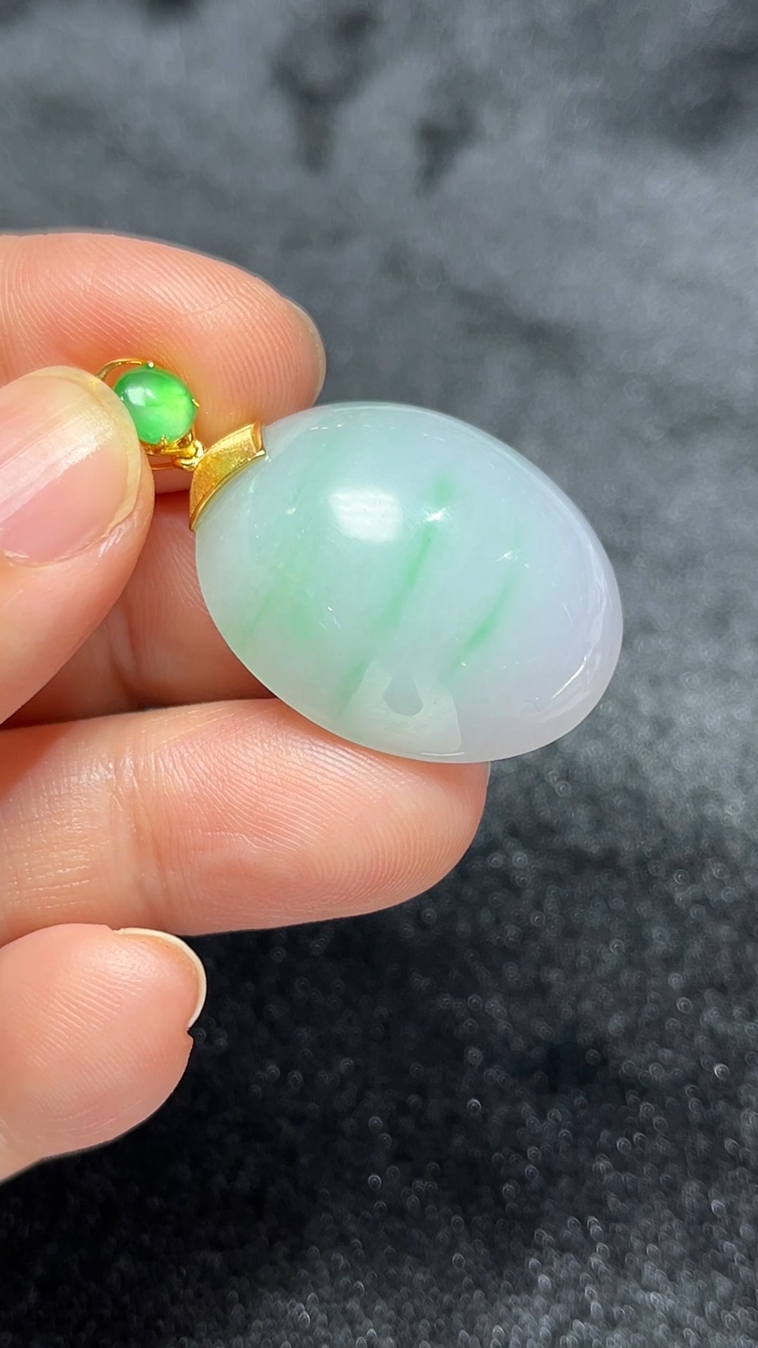 玉潤心圓|天然A級翡翠18K鑲嵌蛋面吊墜 #296 4 玉潤心圓|天然A級翡翠18K鑲嵌蛋面吊墜 #296 - Image 4