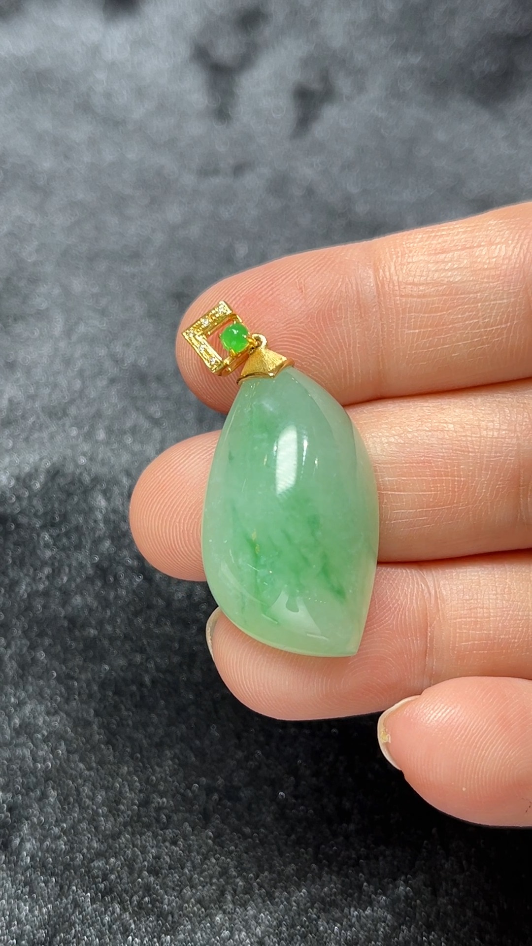 隨形生韻|天然A級翡翠18K隨形鑲嵌吊墜 #297 1 隨形生韻|天然A級翡翠18K鑲嵌吊墜 #297