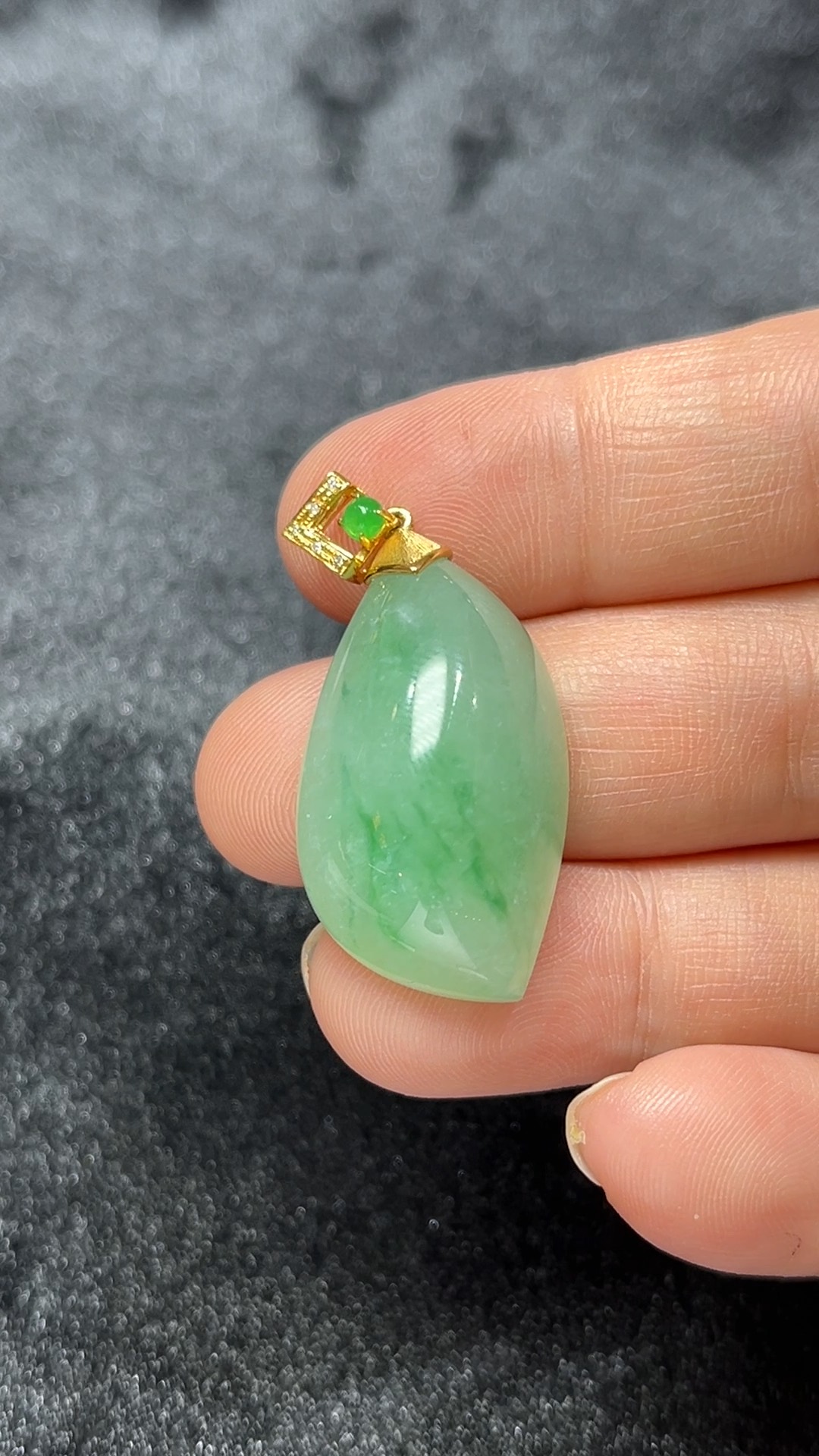 隨形生韻|天然A級翡翠18K隨形鑲嵌吊墜 #297 2 隨形生韻|天然A級翡翠18K隨形鑲嵌吊墜 #297 - Image 2