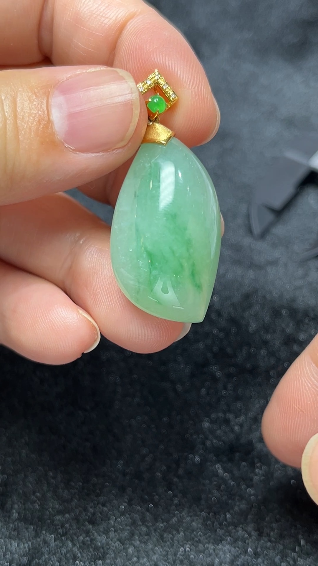 隨形生韻|天然A級翡翠18K隨形鑲嵌吊墜 #297 3 隨形生韻|天然A級翡翠18K隨形鑲嵌吊墜 #297 - Image 3