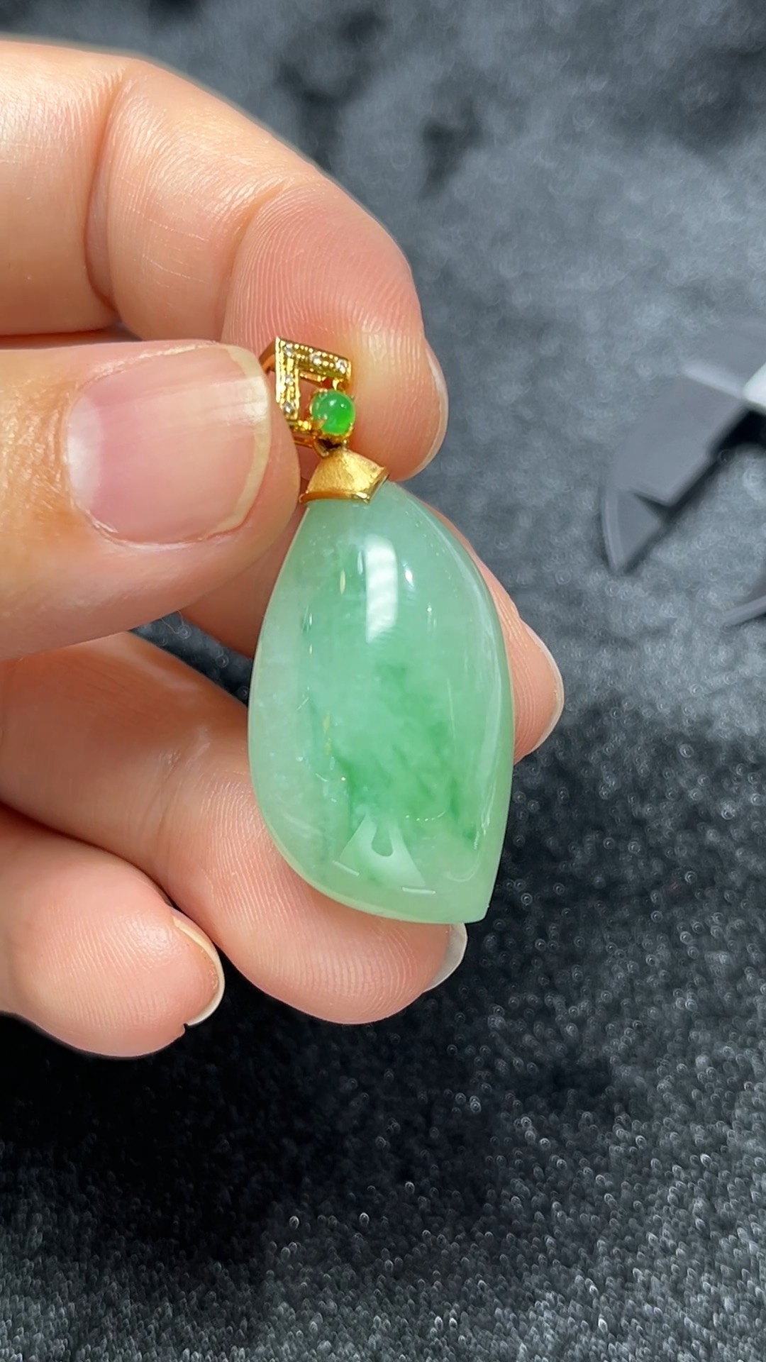 隨形生韻|天然A級翡翠18K隨形鑲嵌吊墜 #297 4 隨形生韻|天然A級翡翠18K隨形鑲嵌吊墜 #297 - Image 4