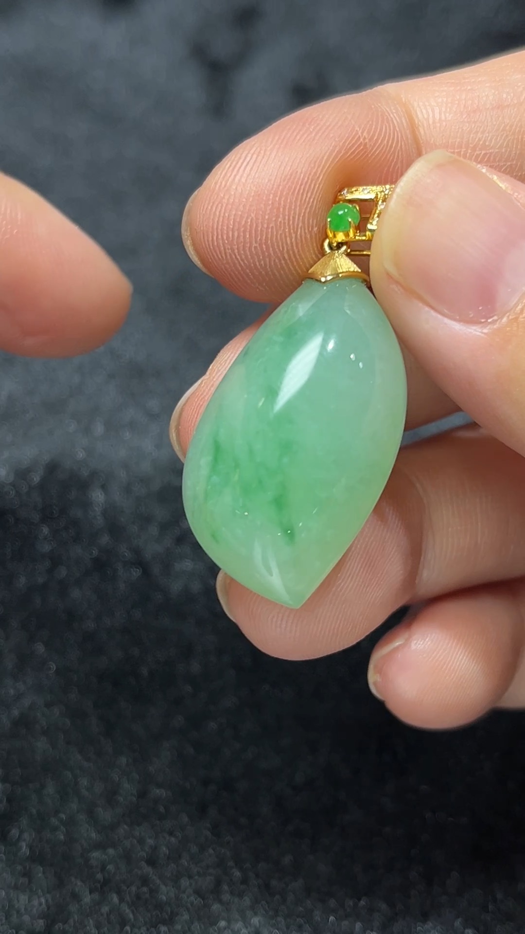 隨形生韻|天然A級翡翠18K隨形鑲嵌吊墜 #297 5 隨形生韻|天然A級翡翠18K隨形鑲嵌吊墜 #297 - Image 5