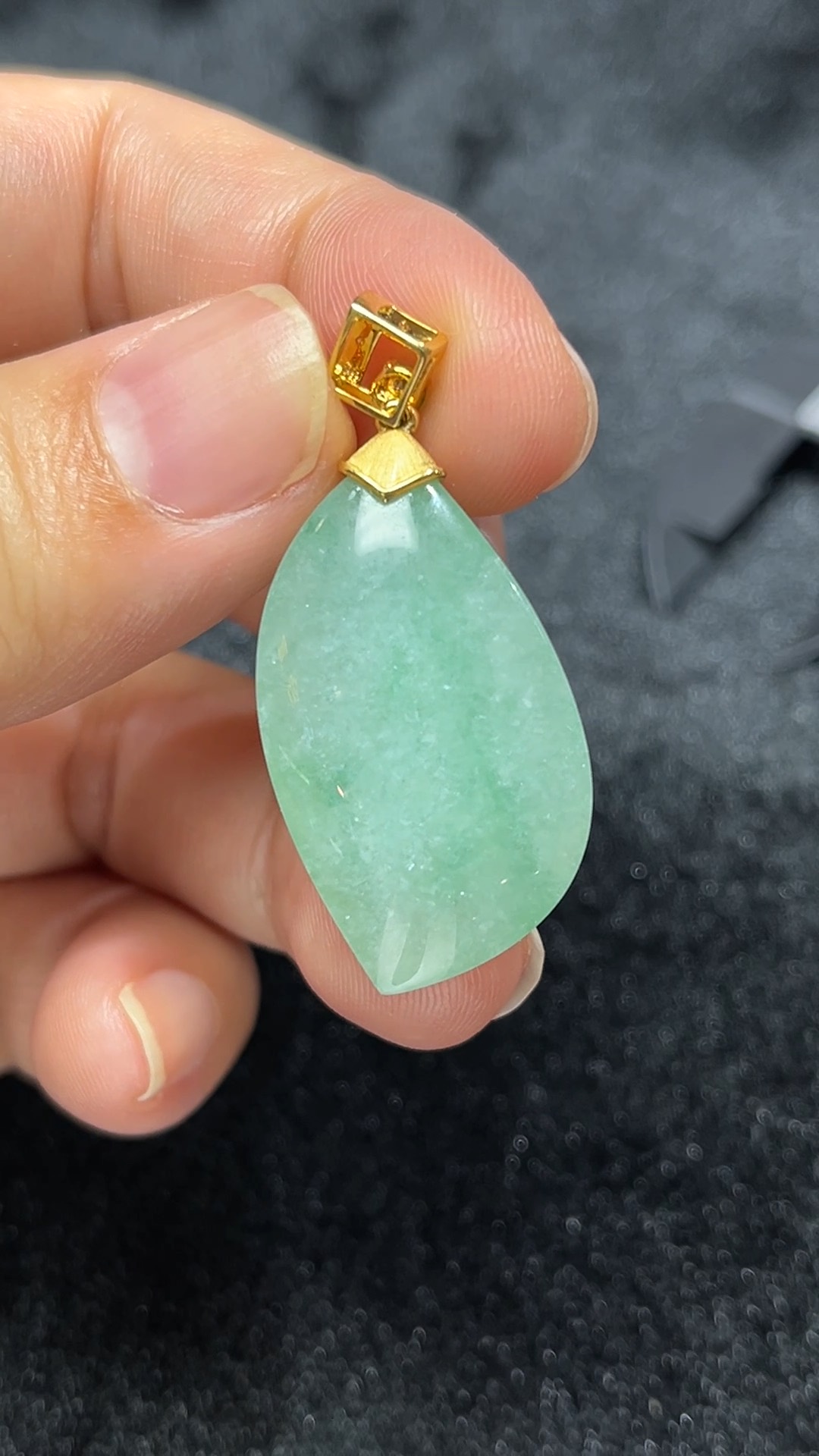 隨形生韻|天然A級翡翠18K隨形鑲嵌吊墜 #297 6 隨形生韻|天然A級翡翠18K隨形鑲嵌吊墜 #297 - Image 6