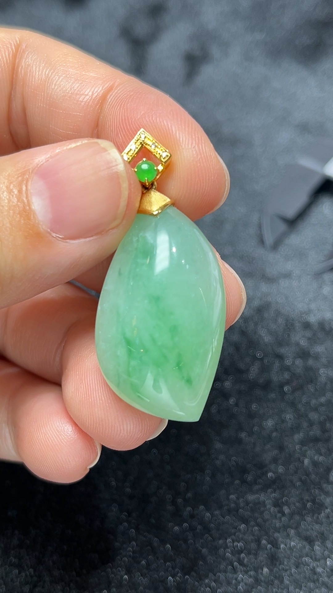 隨形生韻|天然A級翡翠18K隨形鑲嵌吊墜 #297 7 隨形生韻|天然A級翡翠18K隨形鑲嵌吊墜 #297 - Image 7