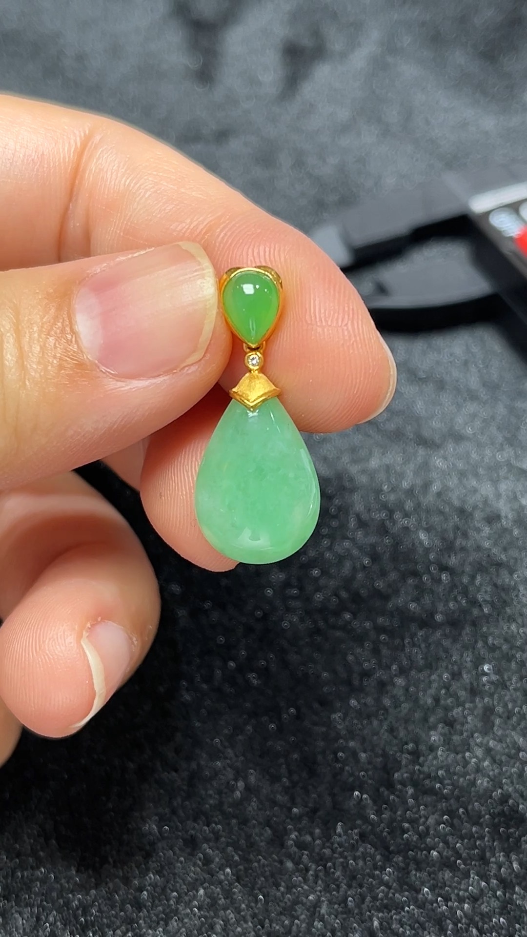 清滴如詩|天然A級翡翠18K金鑲水滴吊墜 #300 1 清滴如詩|天然A級翡翠18K金鑲水滴吊墜 #300