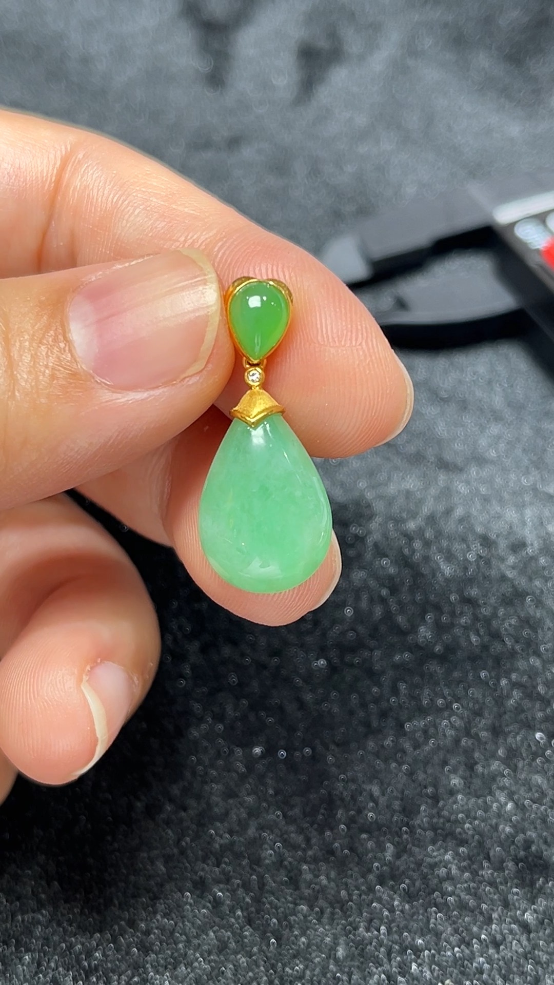 清滴如詩|天然A級翡翠18K金鑲水滴吊墜 #300 2 清滴如詩|天然A級翡翠18K金鑲水滴吊墜 #300 - Image 2