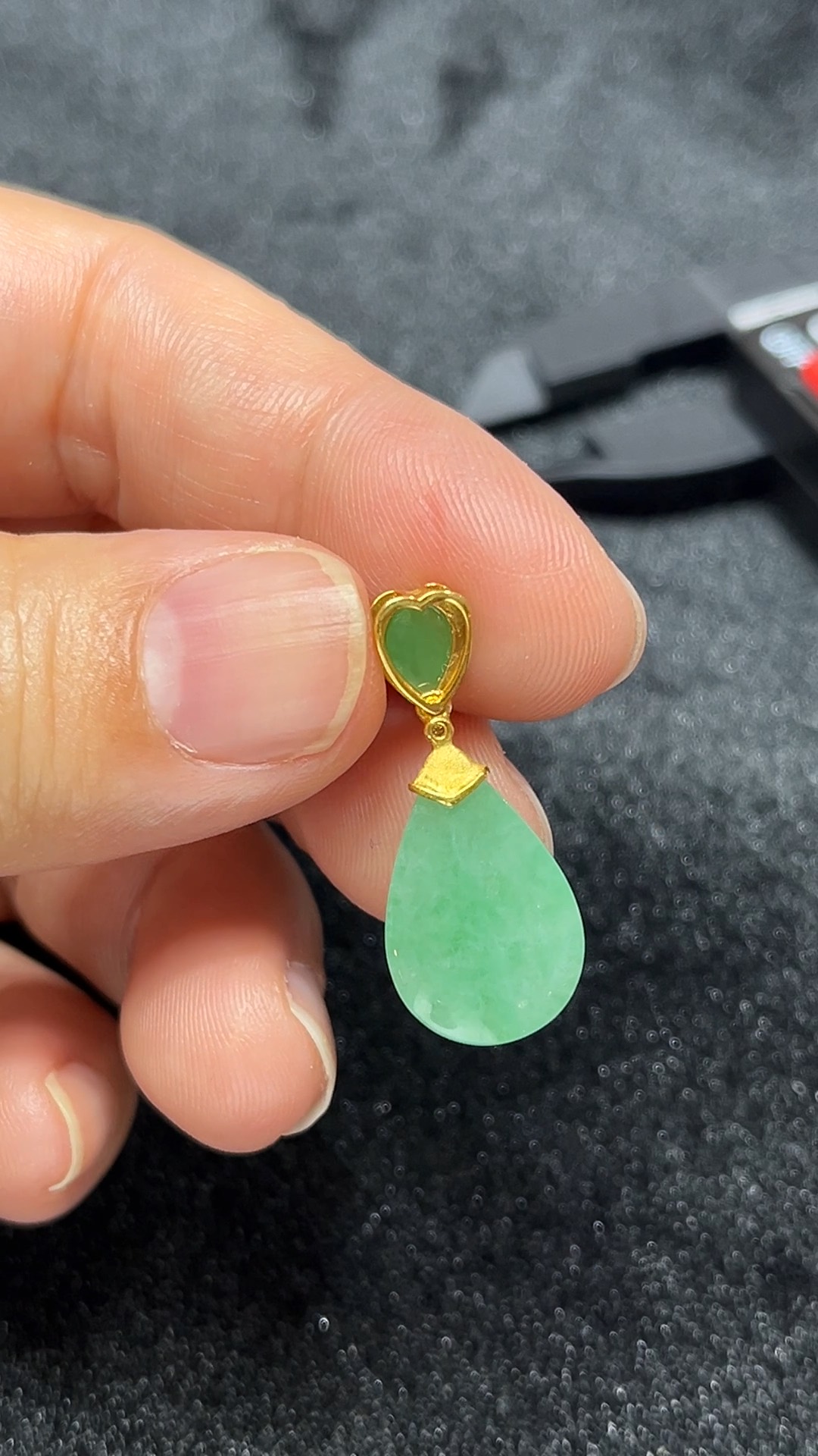 清滴如詩|天然A級翡翠18K金鑲水滴吊墜 #300 3 清滴如詩|天然A級翡翠18K金鑲水滴吊墜 #300 - Image 3
