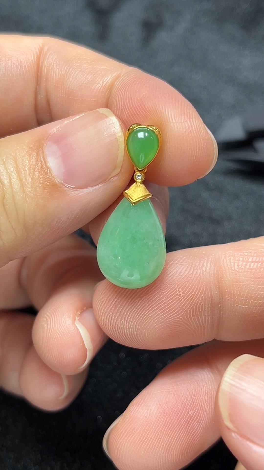 清滴如詩|天然A級翡翠18K金鑲水滴吊墜 #300 4 清滴如詩|天然A級翡翠18K金鑲水滴吊墜 #300 - Image 4