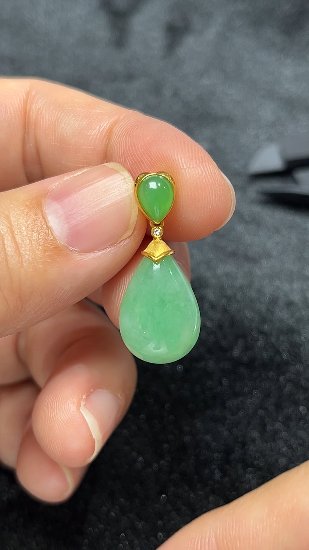 清滴如詩|天然A級翡翠18K金鑲水滴吊墜 #300 5 清滴如詩|天然A級翡翠18K金鑲水滴吊墜 #300 - Image 5