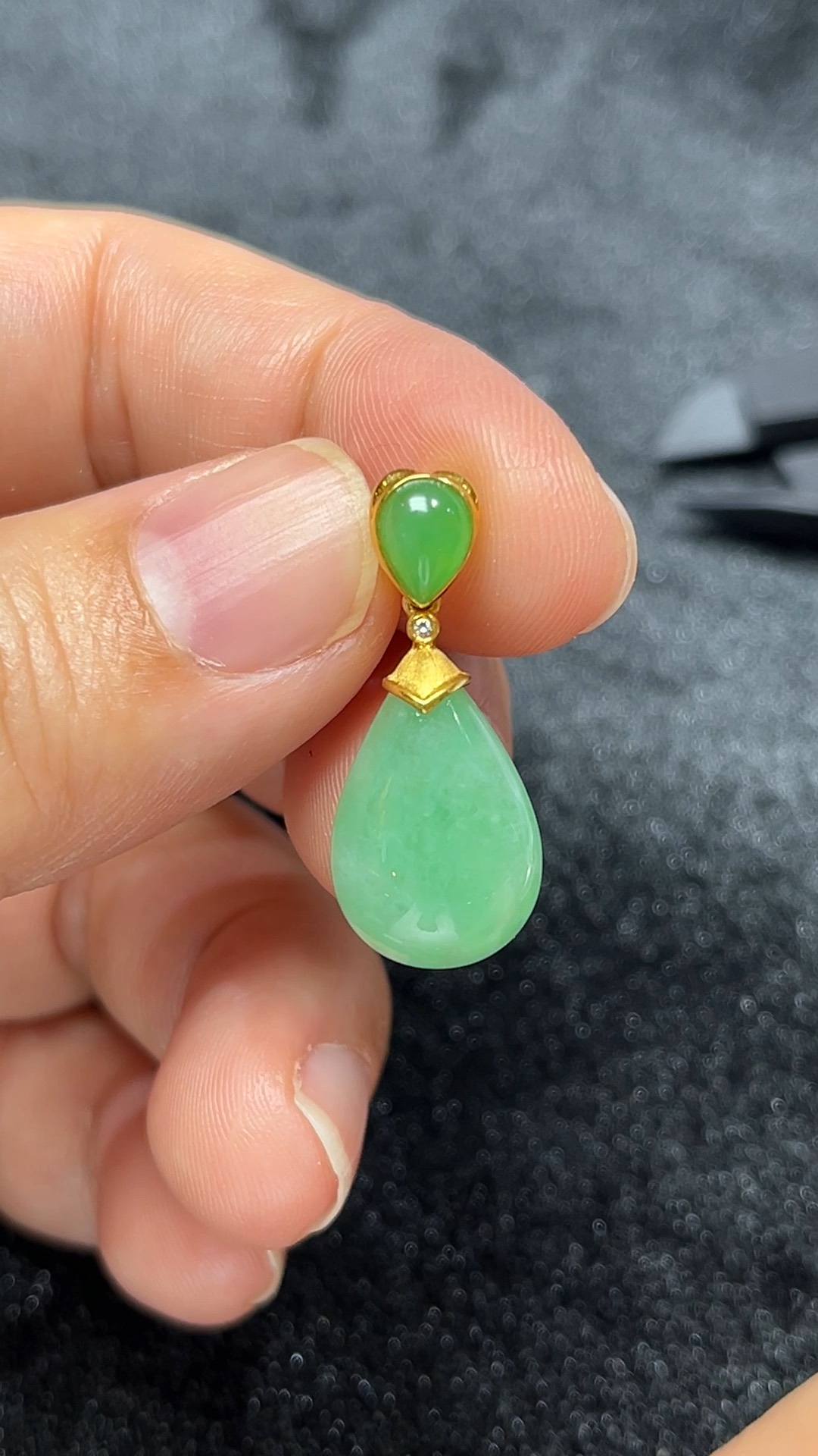 清滴如詩|天然A級翡翠18K金鑲水滴吊墜 #300 6 清滴如詩|天然A級翡翠18K金鑲水滴吊墜 #300 - Image 6