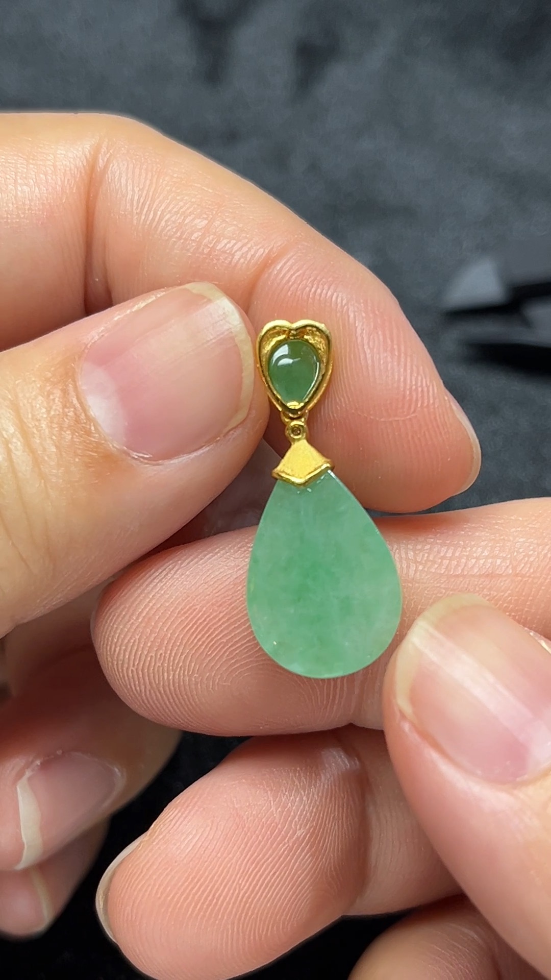 清滴如詩|天然A級翡翠18K金鑲水滴吊墜 #300 7 清滴如詩|天然A級翡翠18K金鑲水滴吊墜 #300 - Image 7