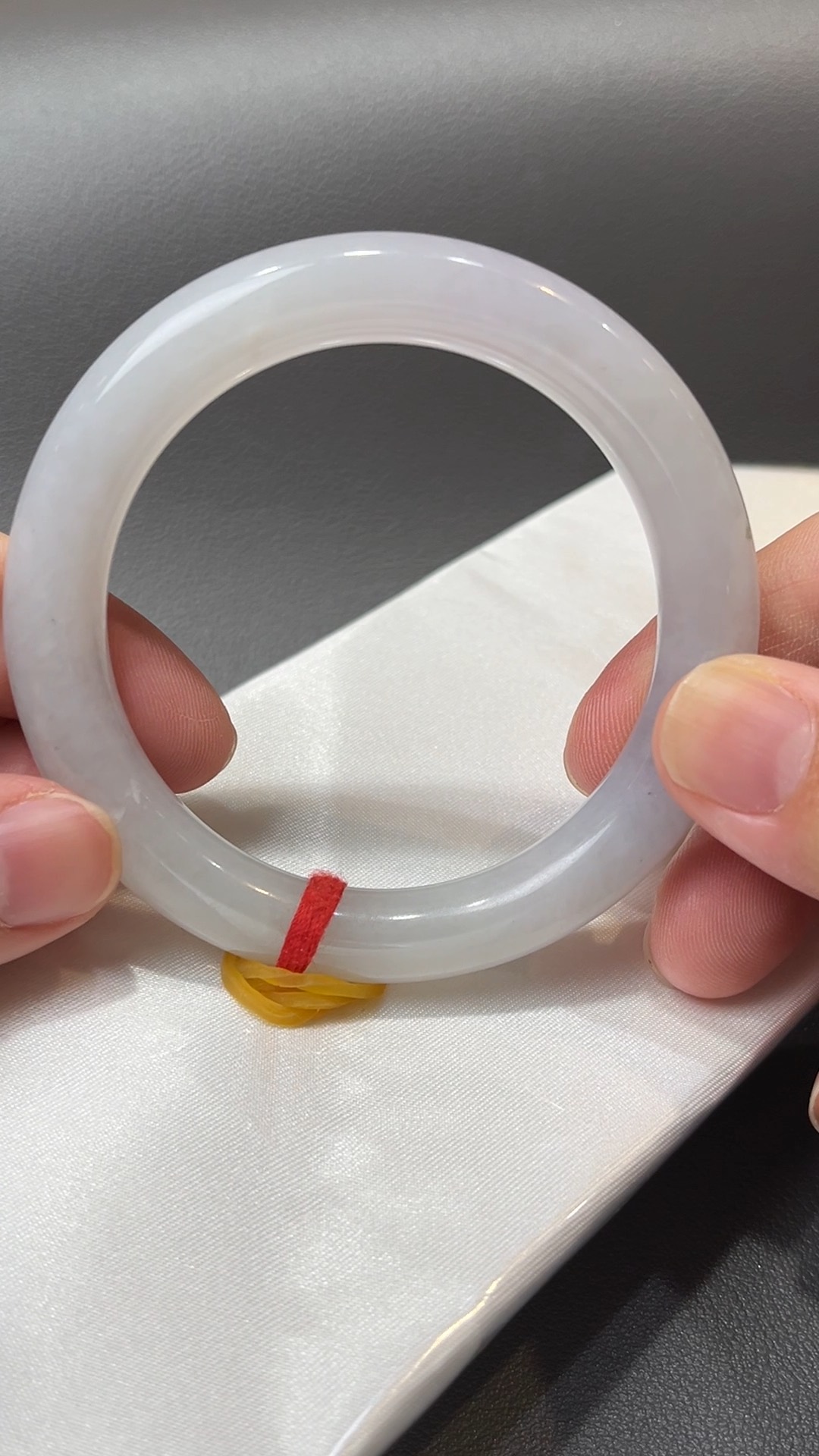 紫韻柔光|天然A級淺紫翡翠圓條手鐲53.8mm #309 8 紫韻柔光|天然A級淺紫翡翠圓條手鐲53.8mm #309 - Image 8