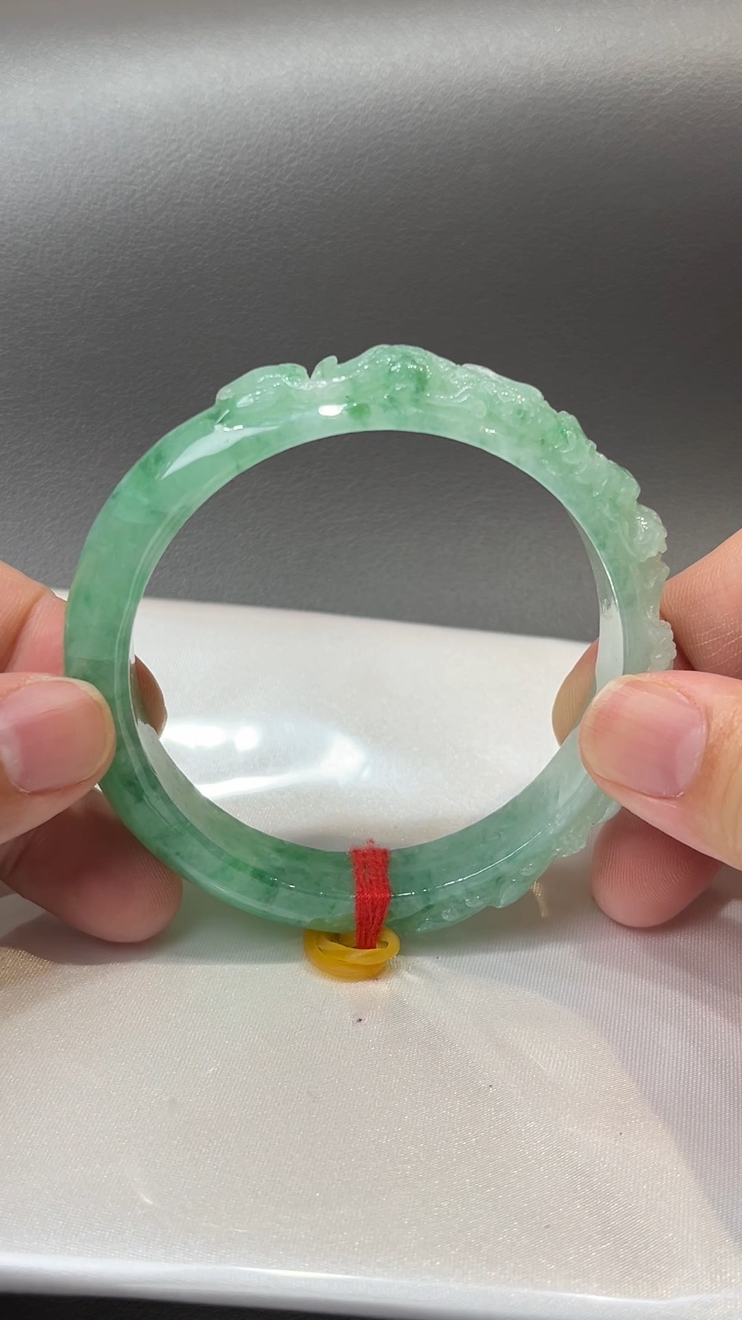 龍鳳呈祥|天然A級淺綠翡翠雕刻手鐲 57.6mm #310 1 龍鳳呈祥|天然A級淺綠翡翠雕刻手鐲 57.6mm #310