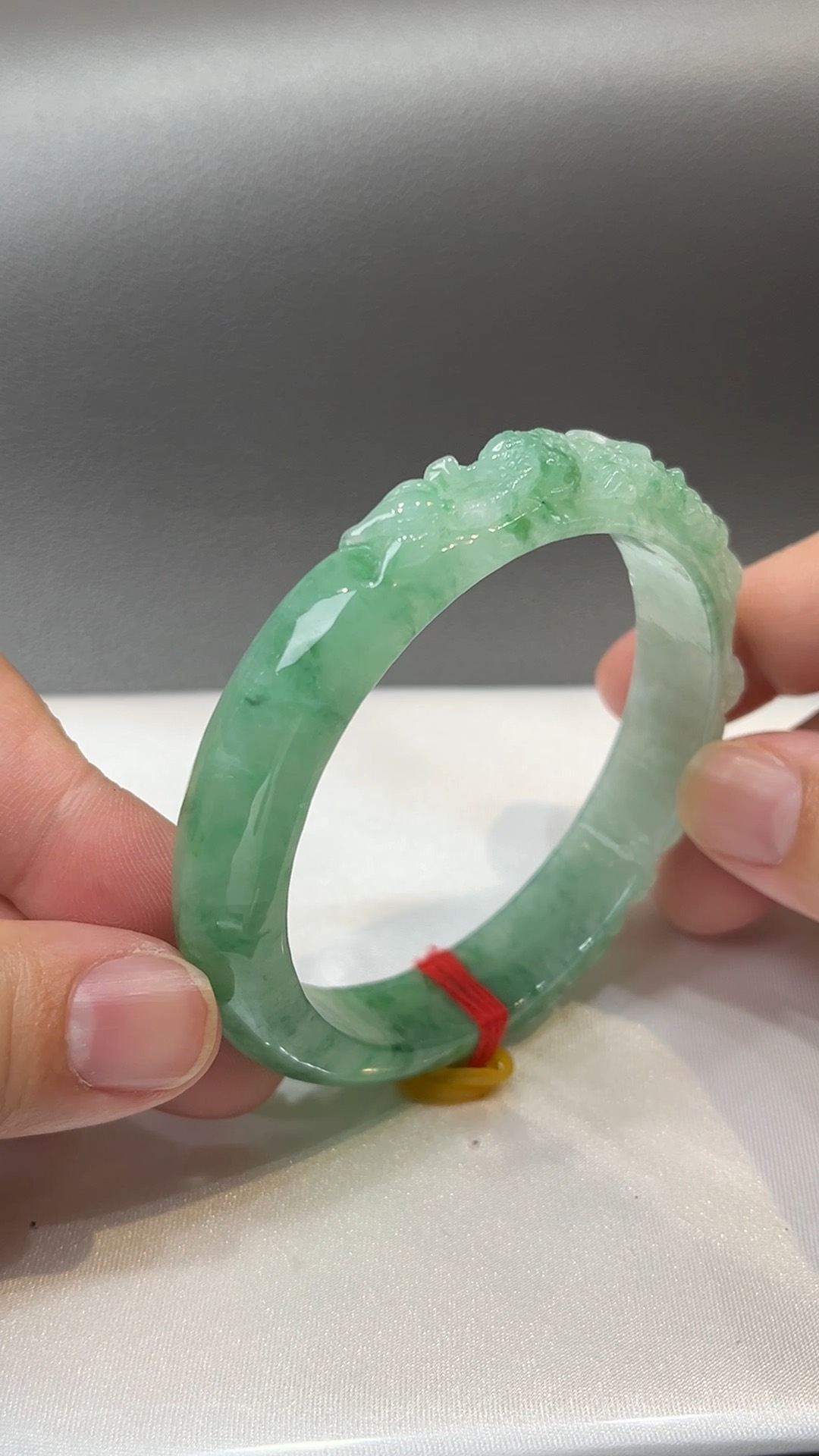 龍鳳呈祥|天然A級淺綠翡翠雕刻手鐲 57.6mm #310 2 龍鳳呈祥|天然A級淺綠翡翠雕刻手鐲 57.6mm #310 - Image 2