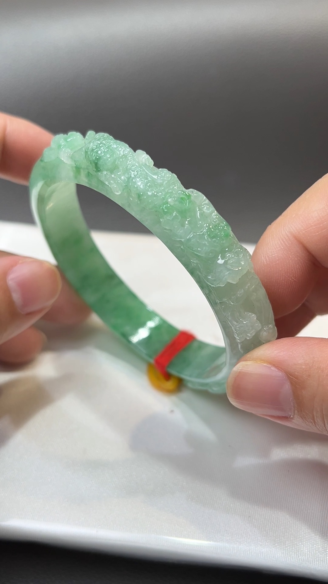 龍鳳呈祥|天然A級淺綠翡翠雕刻手鐲 57.6mm #310 3 龍鳳呈祥|天然A級淺綠翡翠雕刻手鐲 57.6mm #310 - Image 3