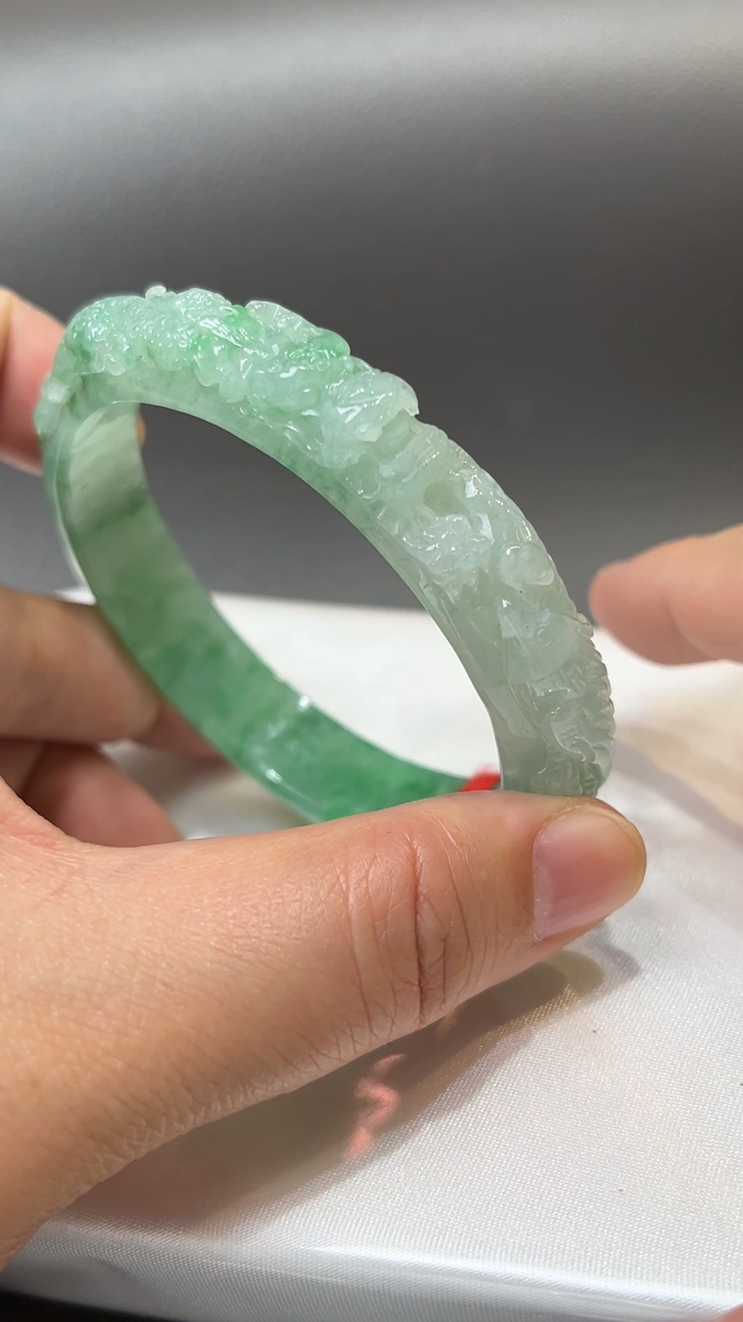 龍鳳呈祥|天然A級淺綠翡翠雕刻手鐲 57.6mm #310 4 龍鳳呈祥|天然A級淺綠翡翠雕刻手鐲 57.6mm #310 - Image 4
