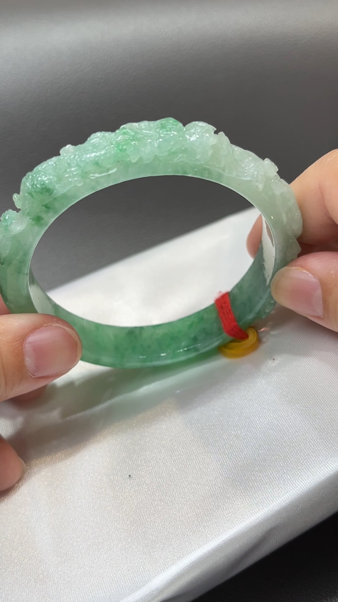 龍鳳呈祥|天然A級淺綠翡翠雕刻手鐲 57.6mm #310 5 龍鳳呈祥|天然A級淺綠翡翠雕刻手鐲 57.6mm #310 - Image 5