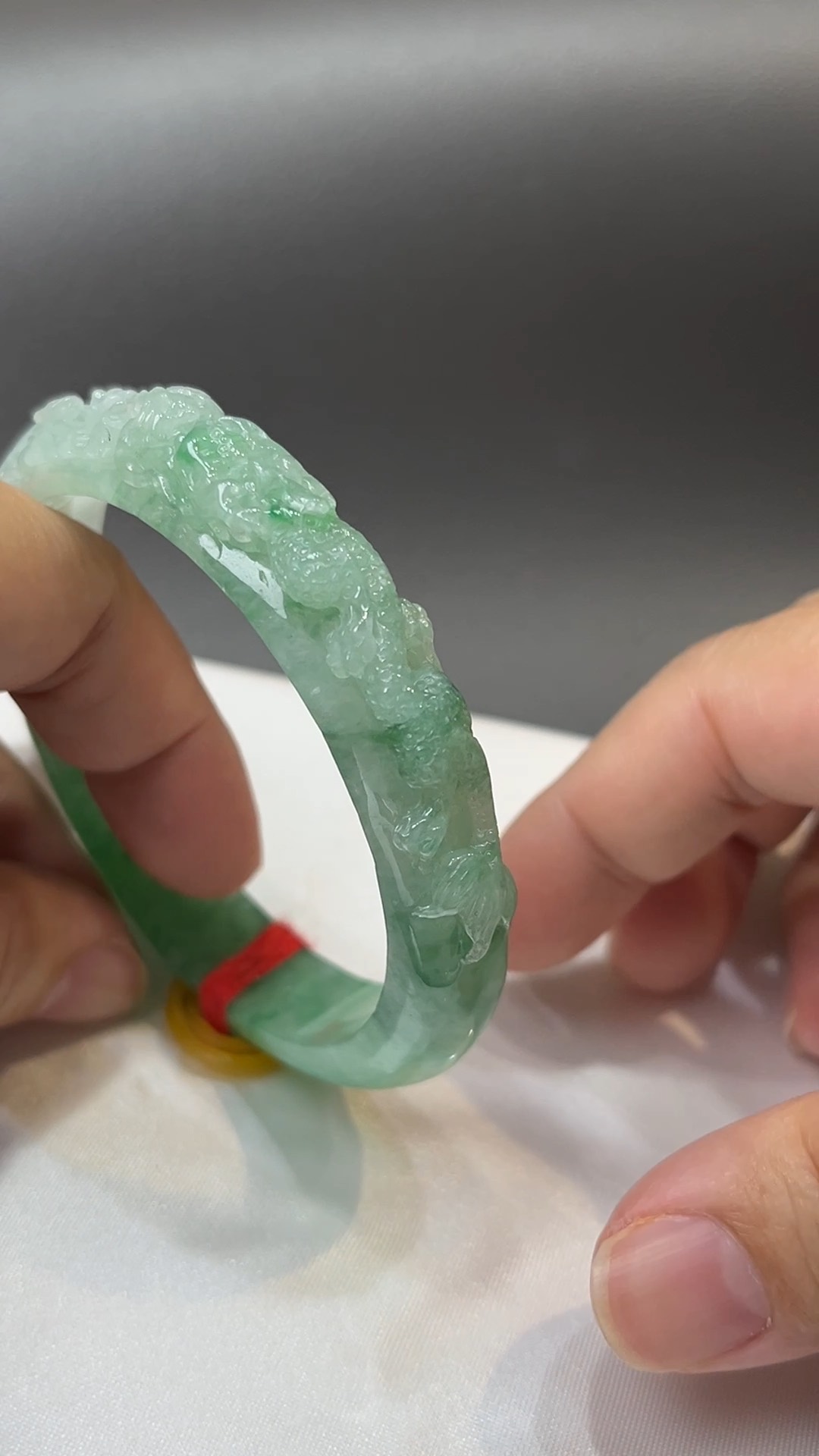 龍鳳呈祥|天然A級淺綠翡翠雕刻手鐲 57.6mm #310 6 龍鳳呈祥|天然A級淺綠翡翠雕刻手鐲 57.6mm #310 - Image 6