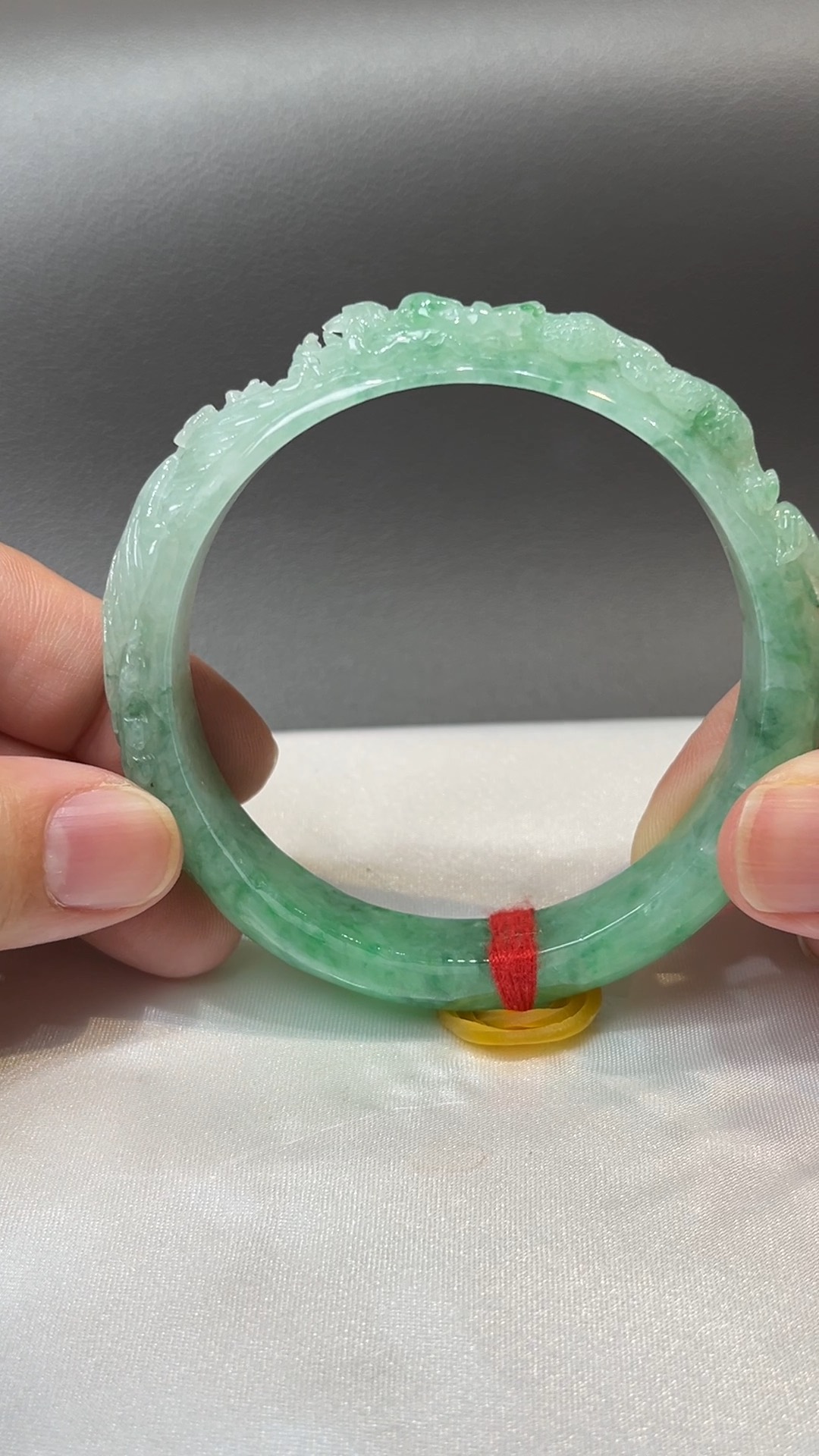 龍鳳呈祥|天然A級淺綠翡翠雕刻手鐲 57.6mm #310 7 龍鳳呈祥|天然A級淺綠翡翠雕刻手鐲 57.6mm #310 - Image 7