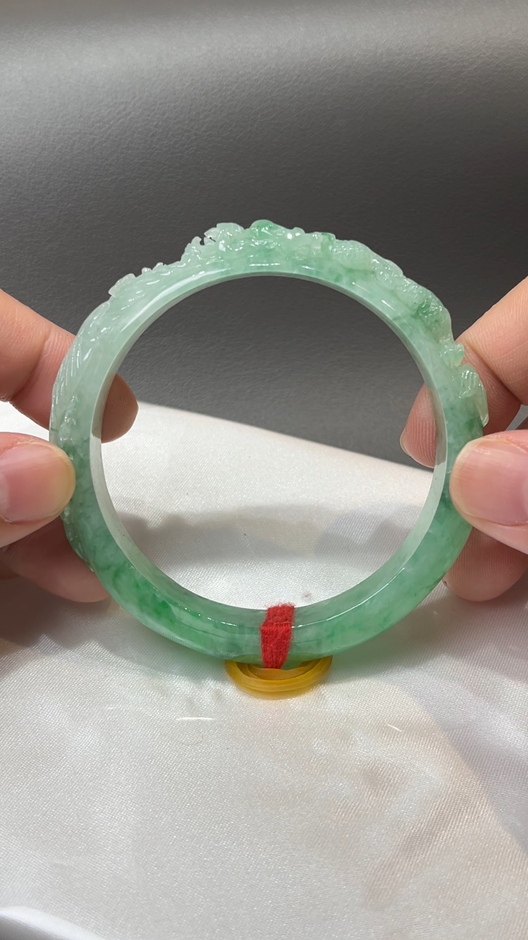 龍鳳呈祥|天然A級淺綠翡翠雕刻手鐲 57.6mm #310 8 龍鳳呈祥|天然A級淺綠翡翠雕刻手鐲 57.6mm #310 - Image 8