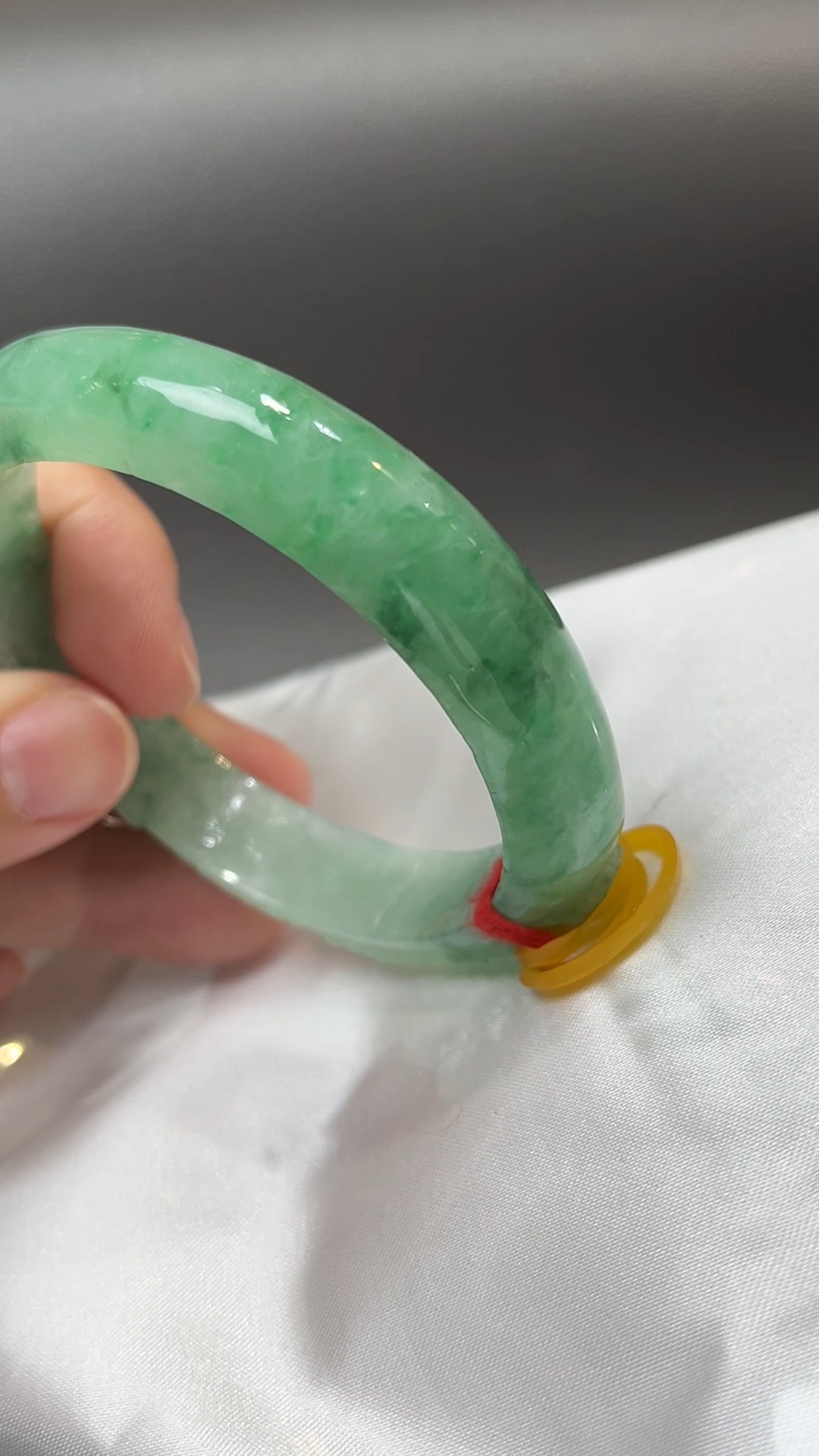 龍鳳呈祥|天然A級淺綠翡翠雕刻手鐲 57.6mm #310 9 龍鳳呈祥|天然A級淺綠翡翠雕刻手鐲 57.6mm #310 - Image 9