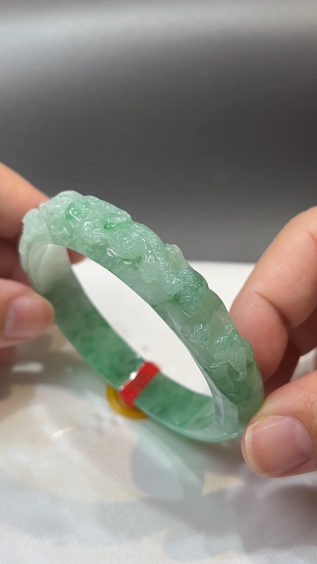 龍鳳呈祥|天然A級淺綠翡翠雕刻手鐲 57.6mm #310 10 龍鳳呈祥|天然A級淺綠翡翠雕刻手鐲 57.6mm #310 - Image 10