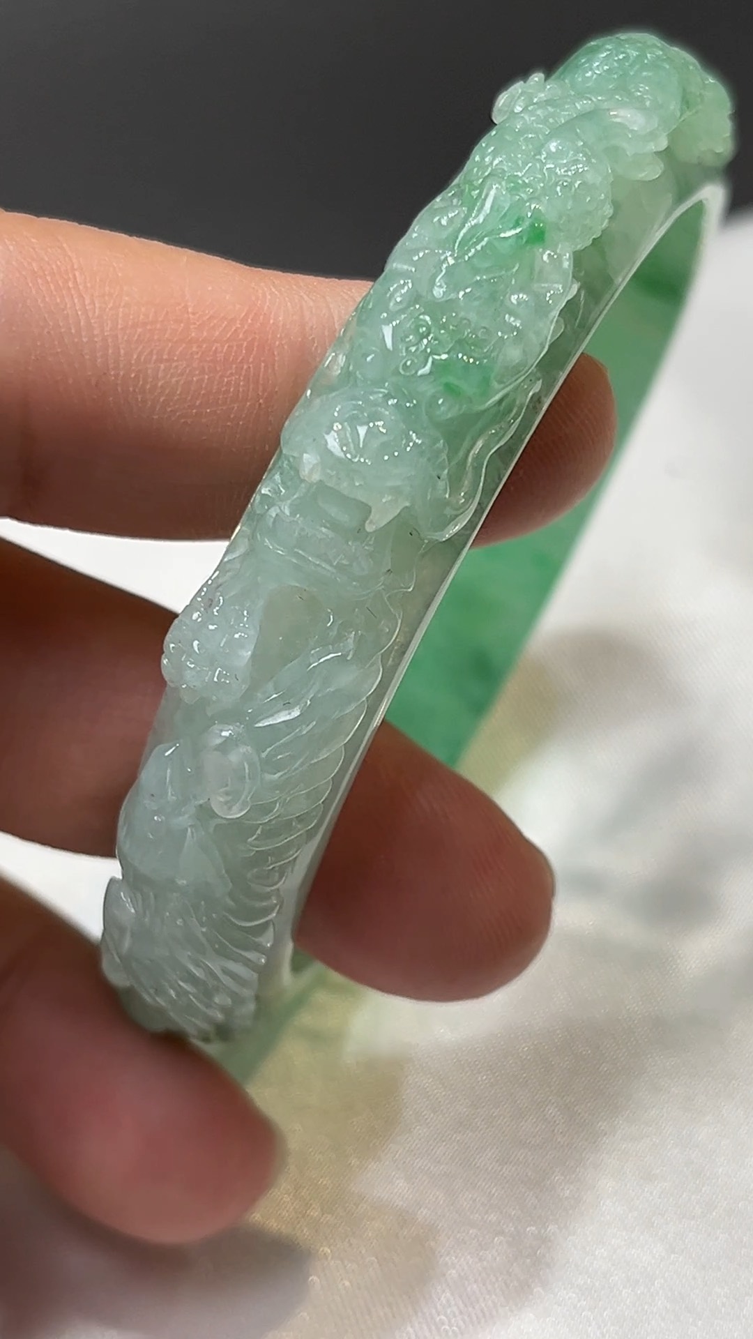 龍鳳呈祥|天然A級淺綠翡翠雕刻手鐲 57.6mm #310 11 龍鳳呈祥|天然A級淺綠翡翠雕刻手鐲 57.6mm #310 - Image 11