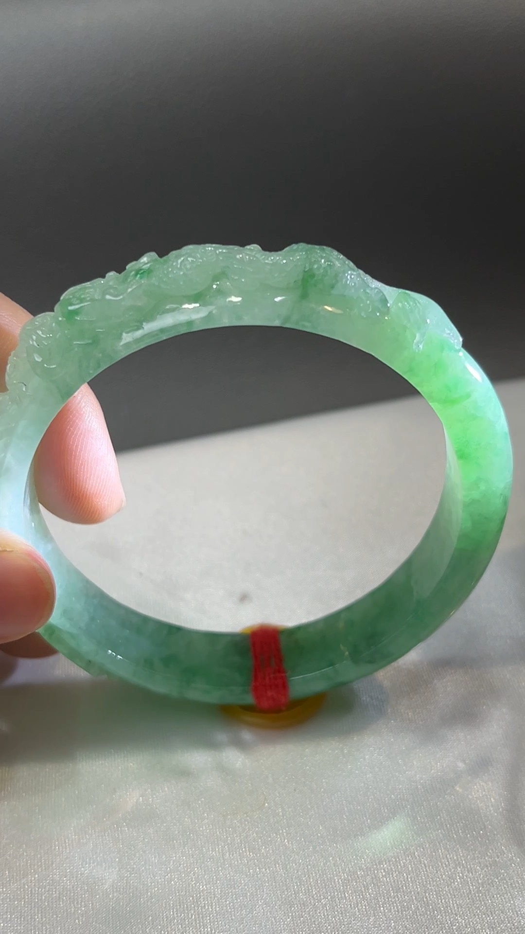 龍鳳呈祥|天然A級淺綠翡翠雕刻手鐲 57.6mm #310 12 龍鳳呈祥|天然A級淺綠翡翠雕刻手鐲 57.6mm #310 - Image 12