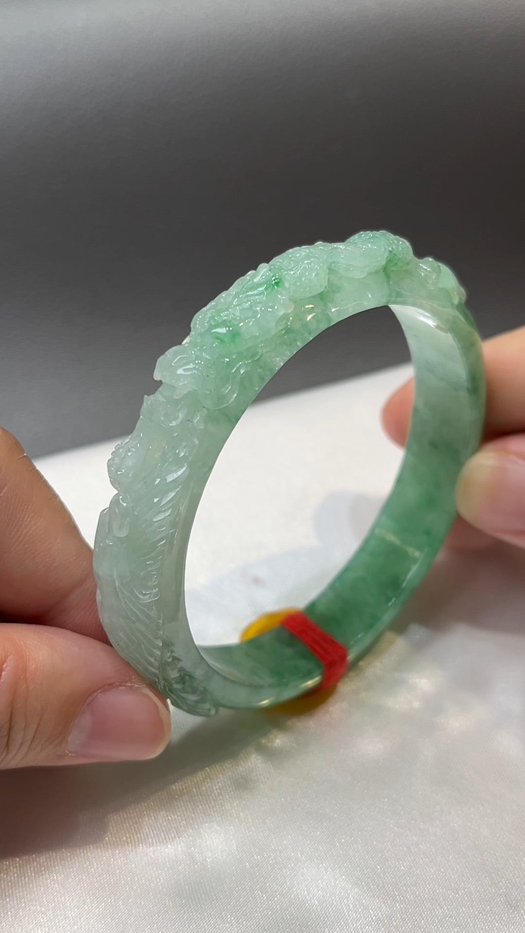 龍鳳呈祥|天然A級淺綠翡翠雕刻手鐲 57.6mm #310 13 龍鳳呈祥|天然A級淺綠翡翠雕刻手鐲 57.6mm #310 - Image 13