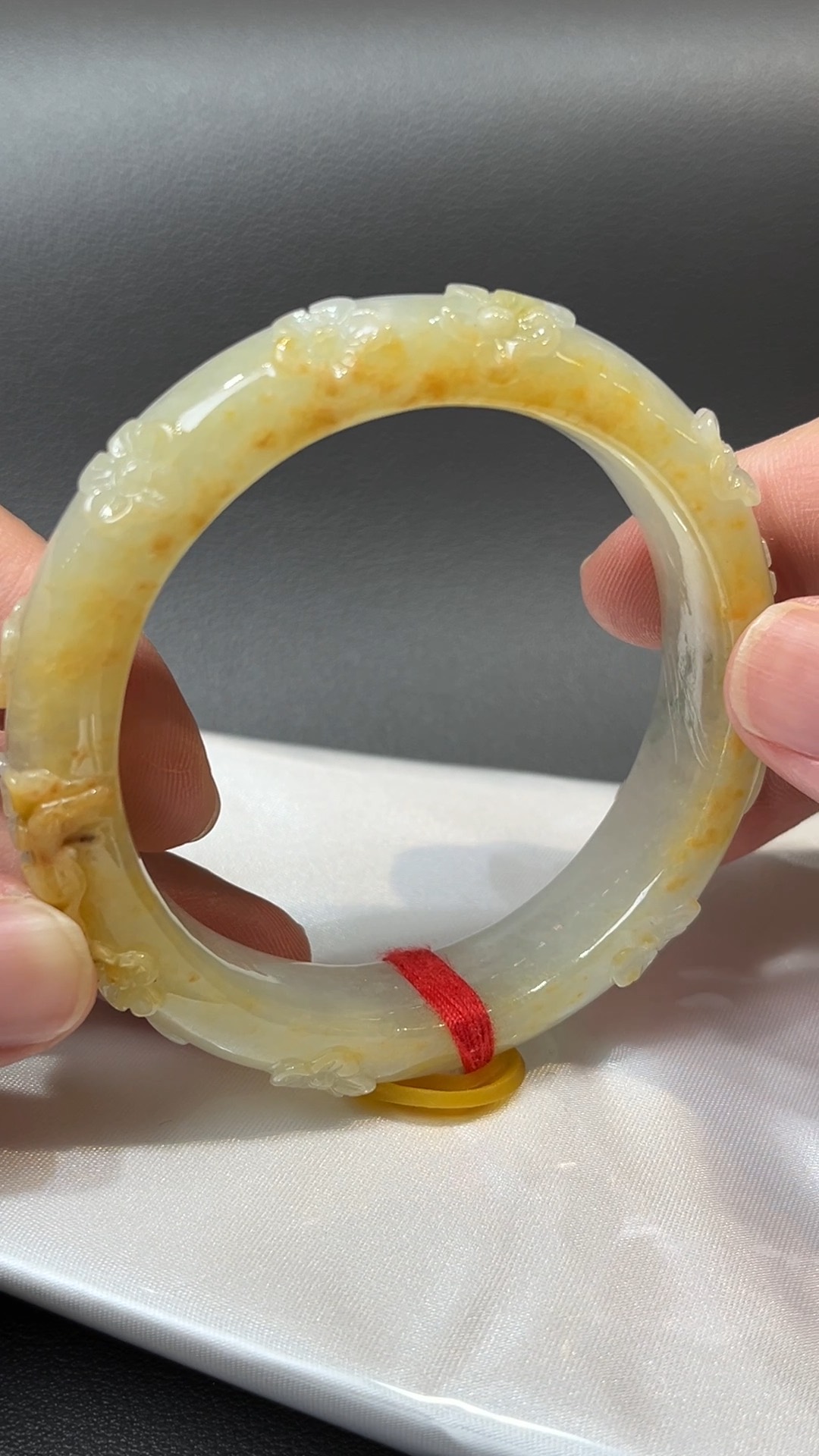 花開金玉|天然A級黃翡雕花翡翠手鐲 55.2mm #311 2 花開金玉|天然A級黃翡雕花翡翠手鐲 55.2mm #311 - Image 2